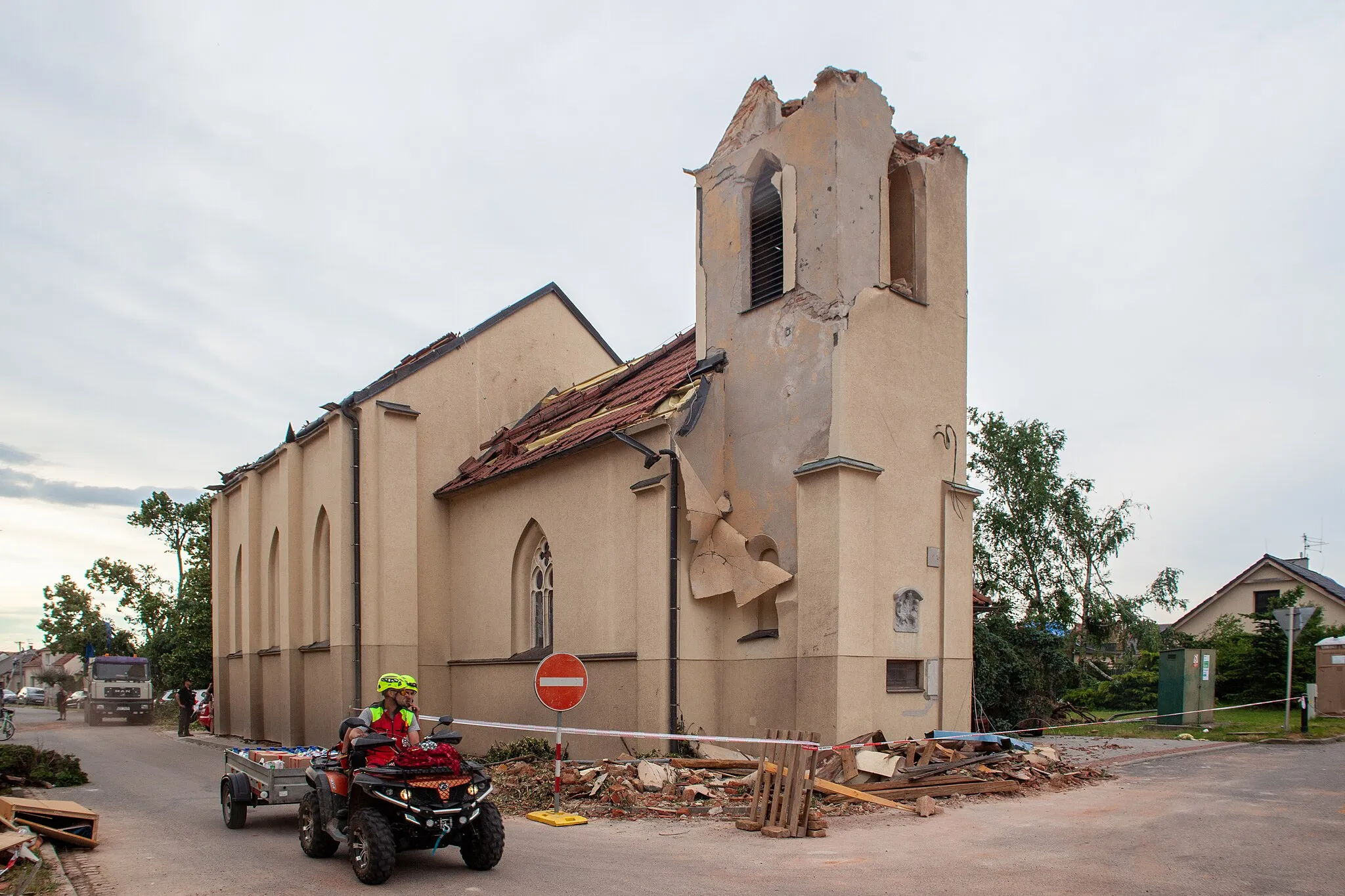Photo showing: Church of Saint Bartholomew in municipality Hrušky a day after 2021 South Moravia tornado strike, Břeclav District, South Moravian Region, Czechia, 25 June 2021