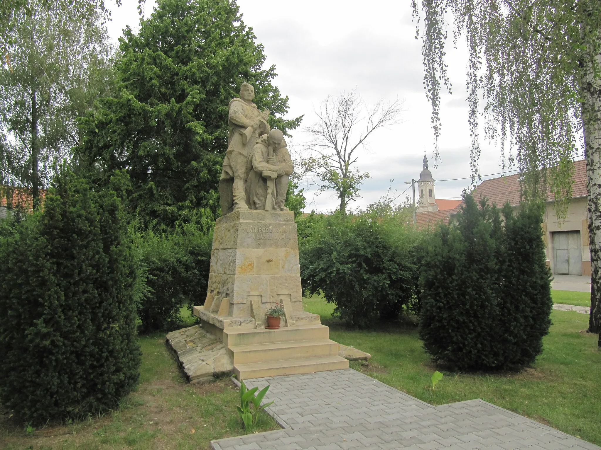 Photo showing: Hrušovany nad Jevišovkou in Znojmo District, Czech Republic. Monument to the liberators.