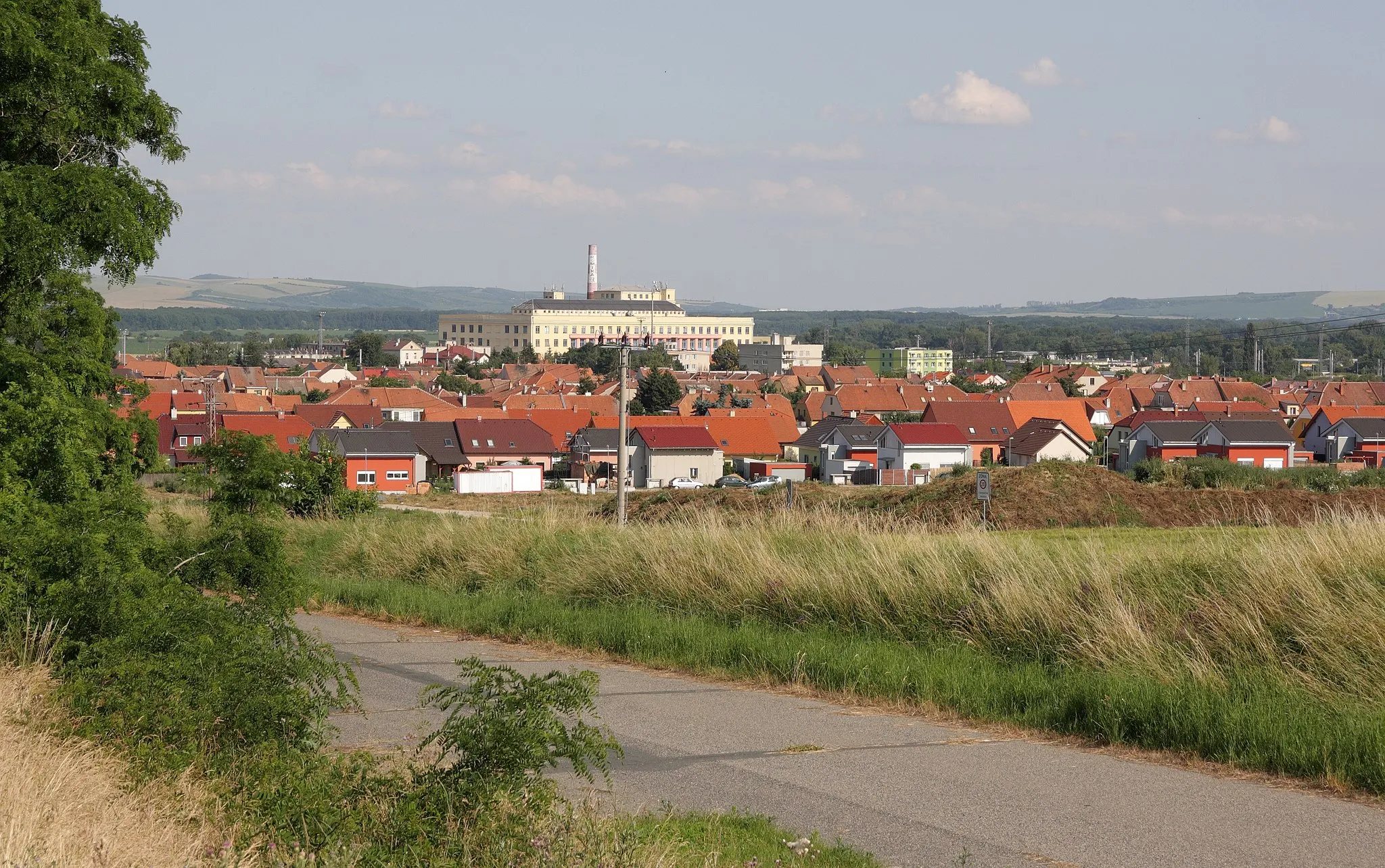 Photo showing: Hrušovany u Brna - pohled od severozápadu. V pozadí bývalý cukrovar.