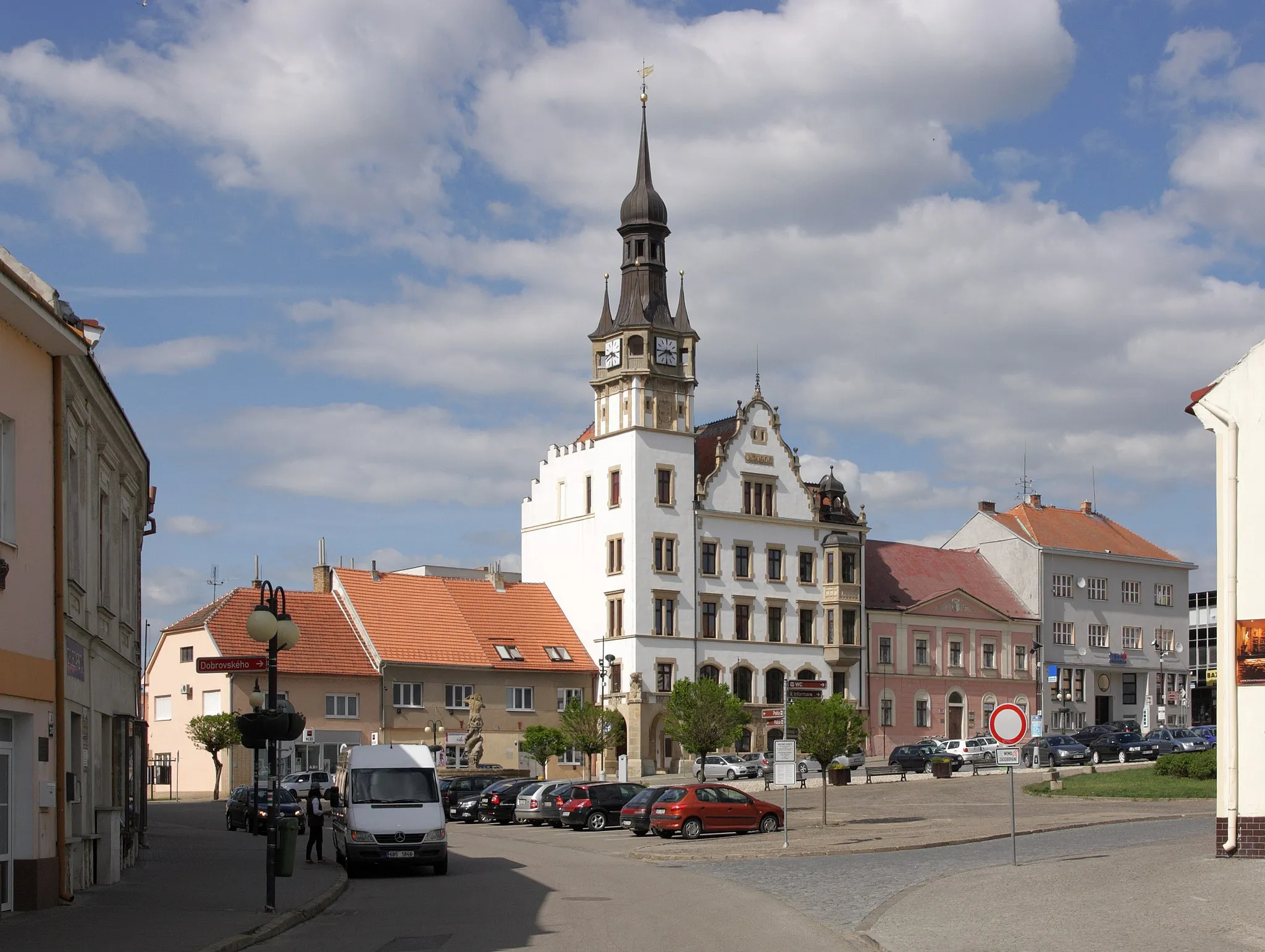 Photo showing: Hustopeče - Dukelské náměstí.