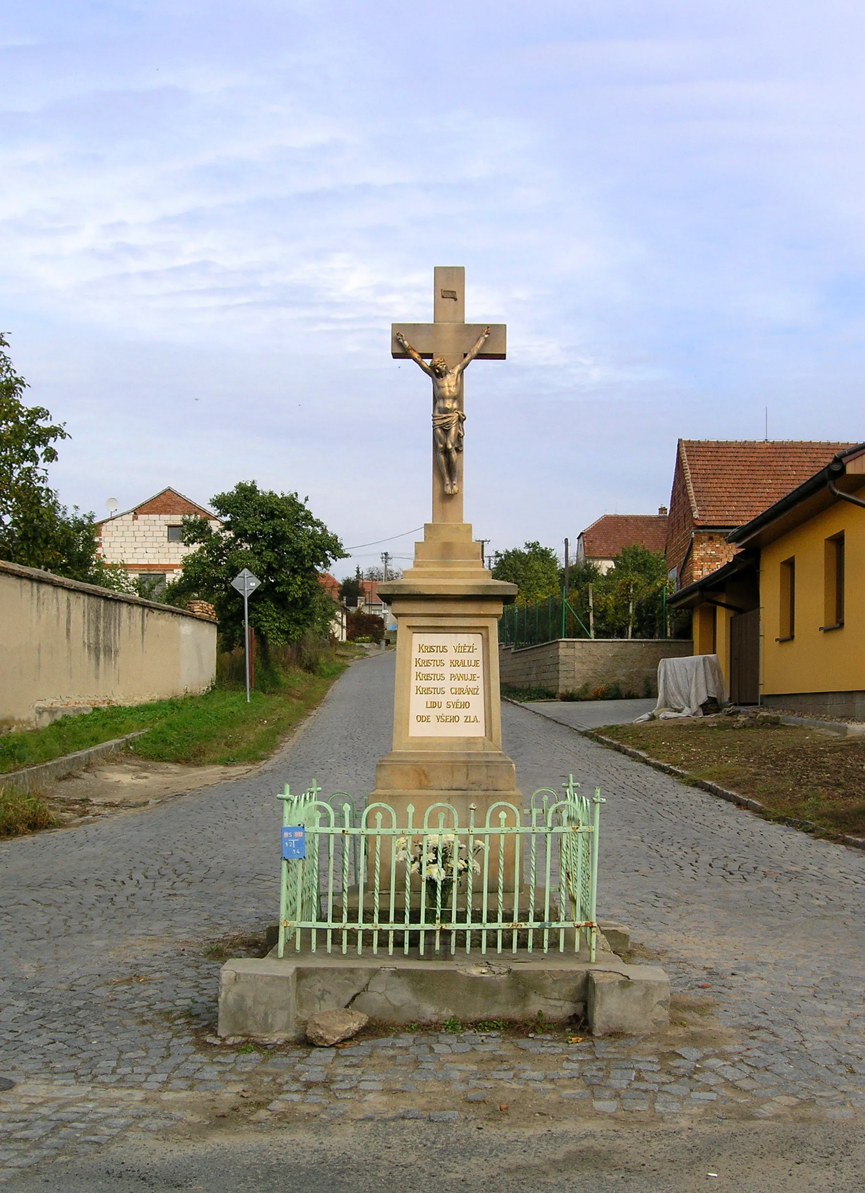 Photo showing: Crucifix in Kobylí village, Czech Republic