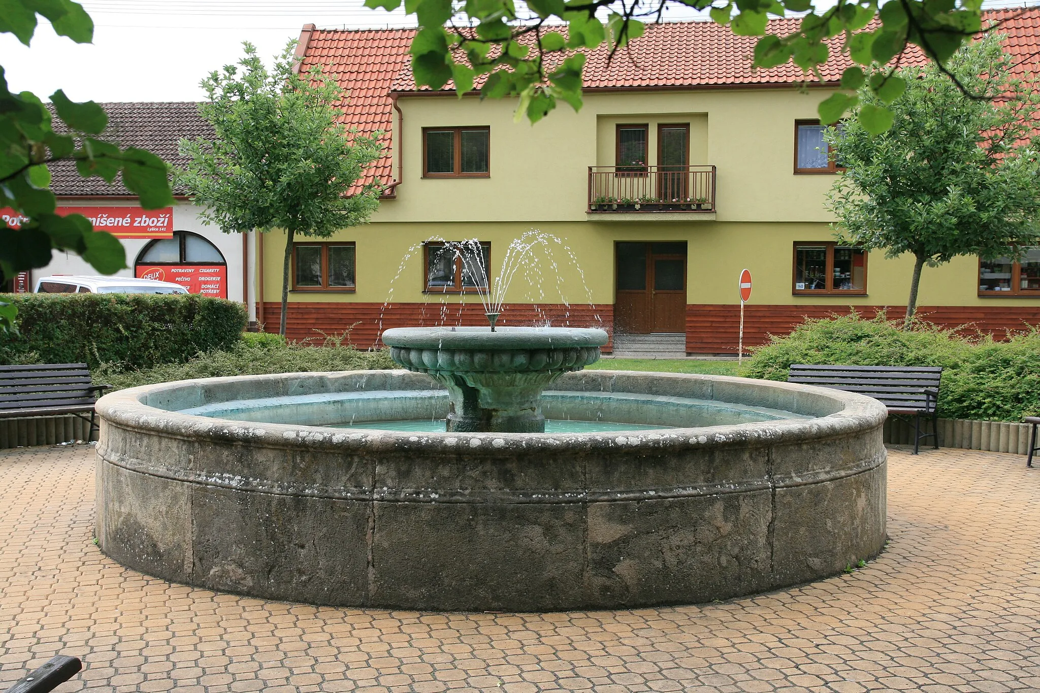 Photo showing: Lysice, Blansko District, Czech Republic. Lower fountain at Osvobození square.