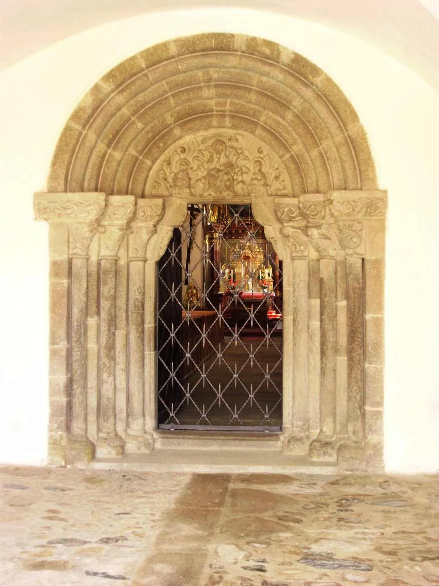 Photo showing: Portál kostela sv. Jana Křtitele v Měříně.