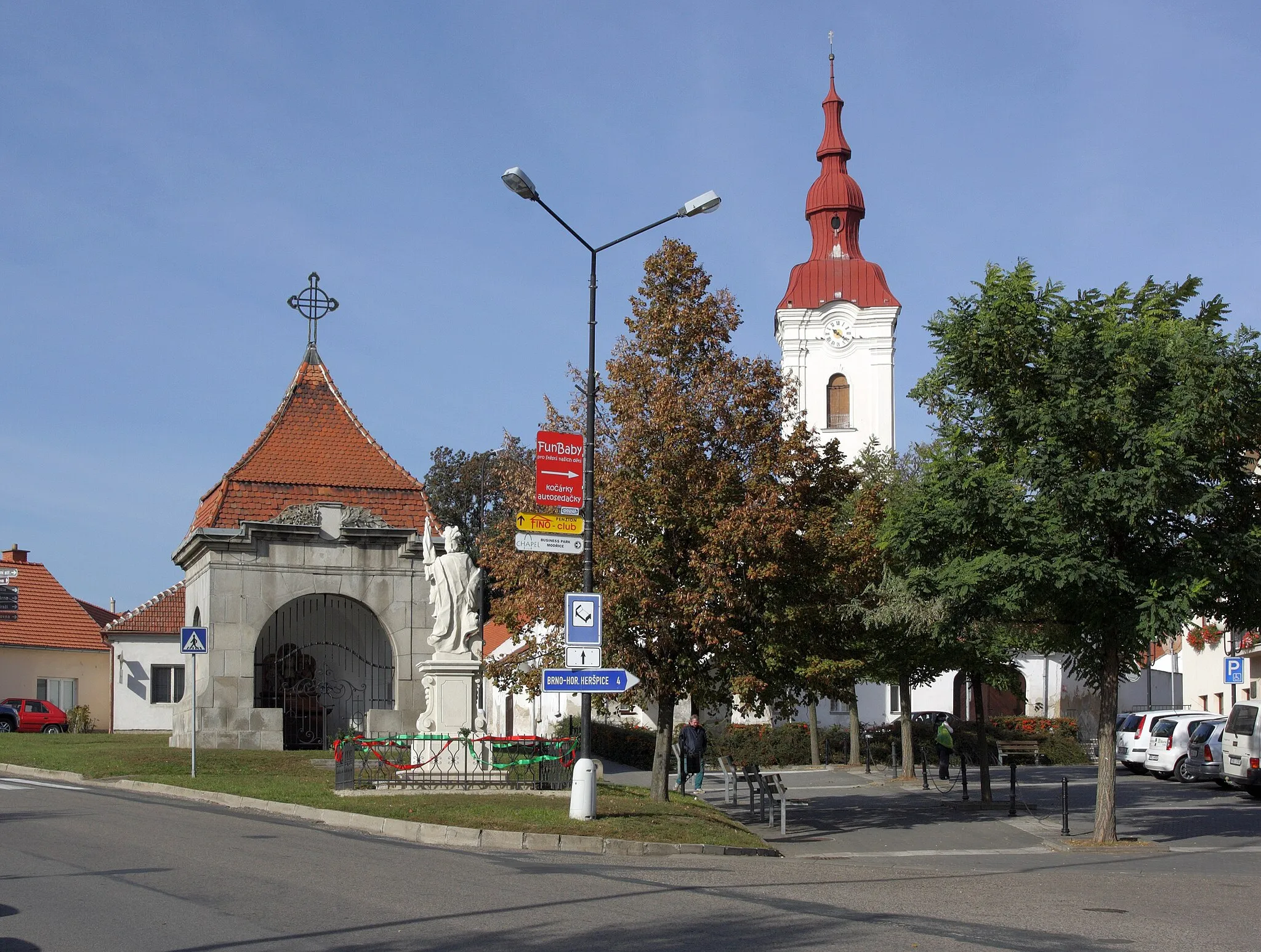 Photo showing: Modřice - náměstí Svobody. Vlevo kaple sv. Václava, před ní socha sv. Floriána. V pozadí věž kostela sv. Gottharda.