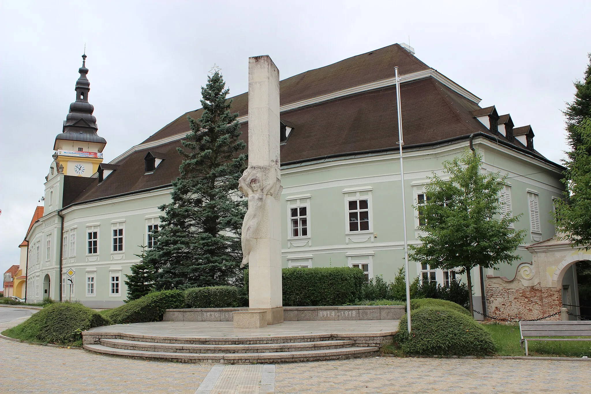 Photo showing: Pomník padlým v obou světových válkách zbudovaný v Moravských Budějovicích.