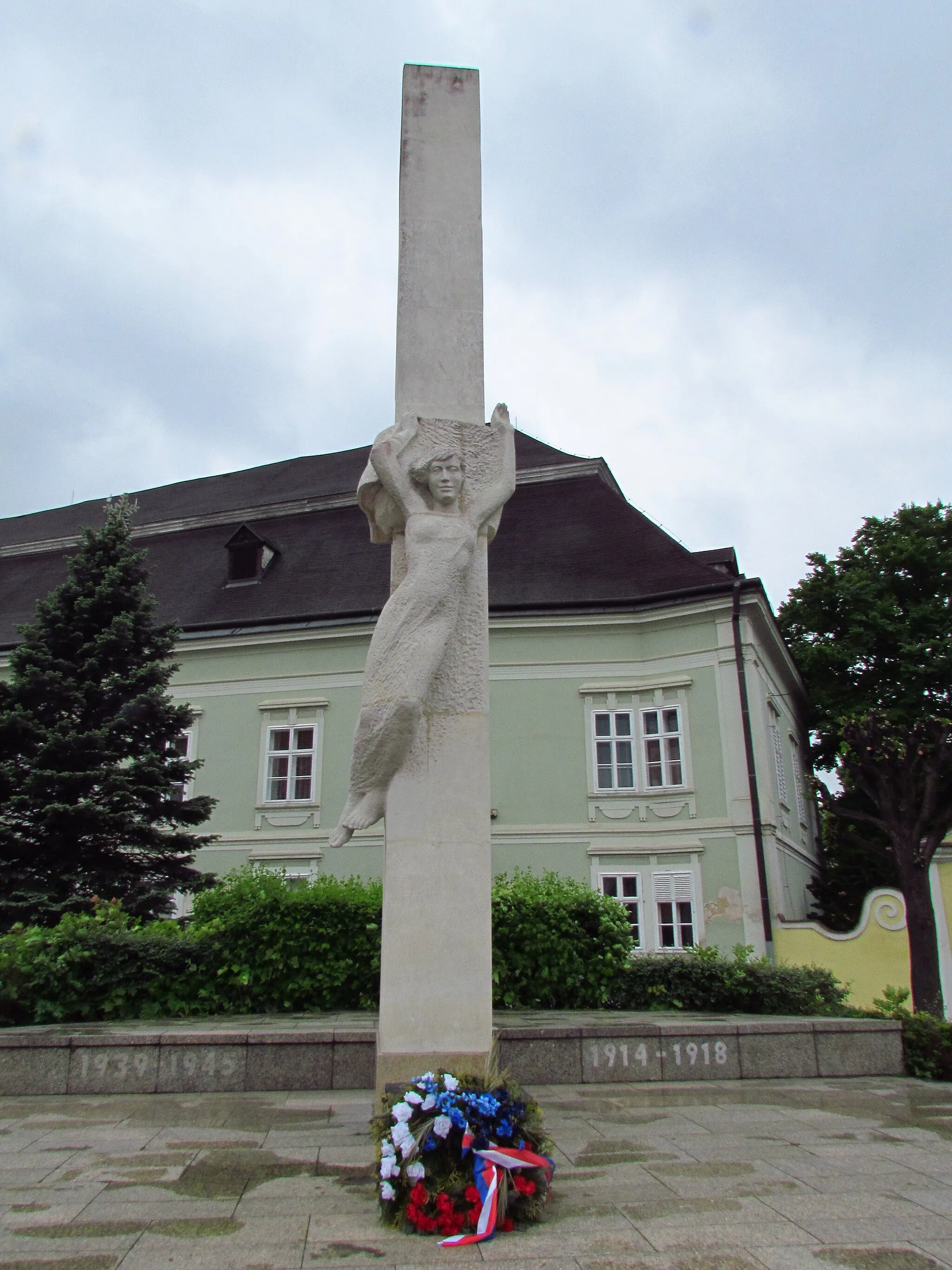 Photo showing: Detail of World War I and II victim memorial in Moravské Budějovice, Třebíč District.