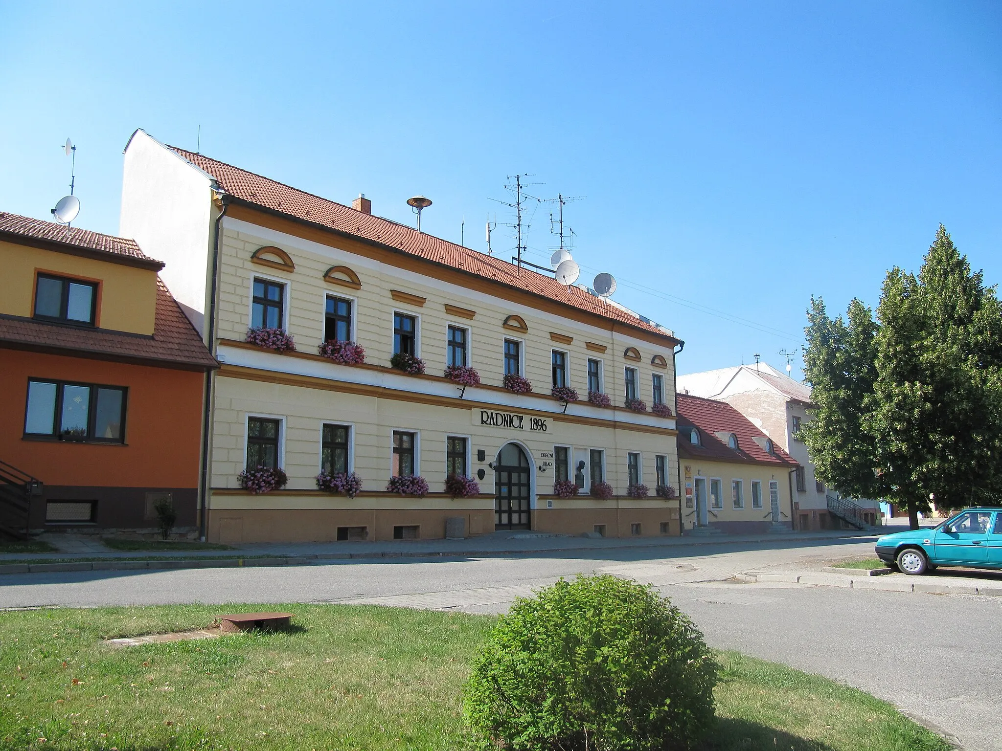 Photo showing: Mutěnice in Hodonín District, Czech Republic. Masarykova street, municipal office.