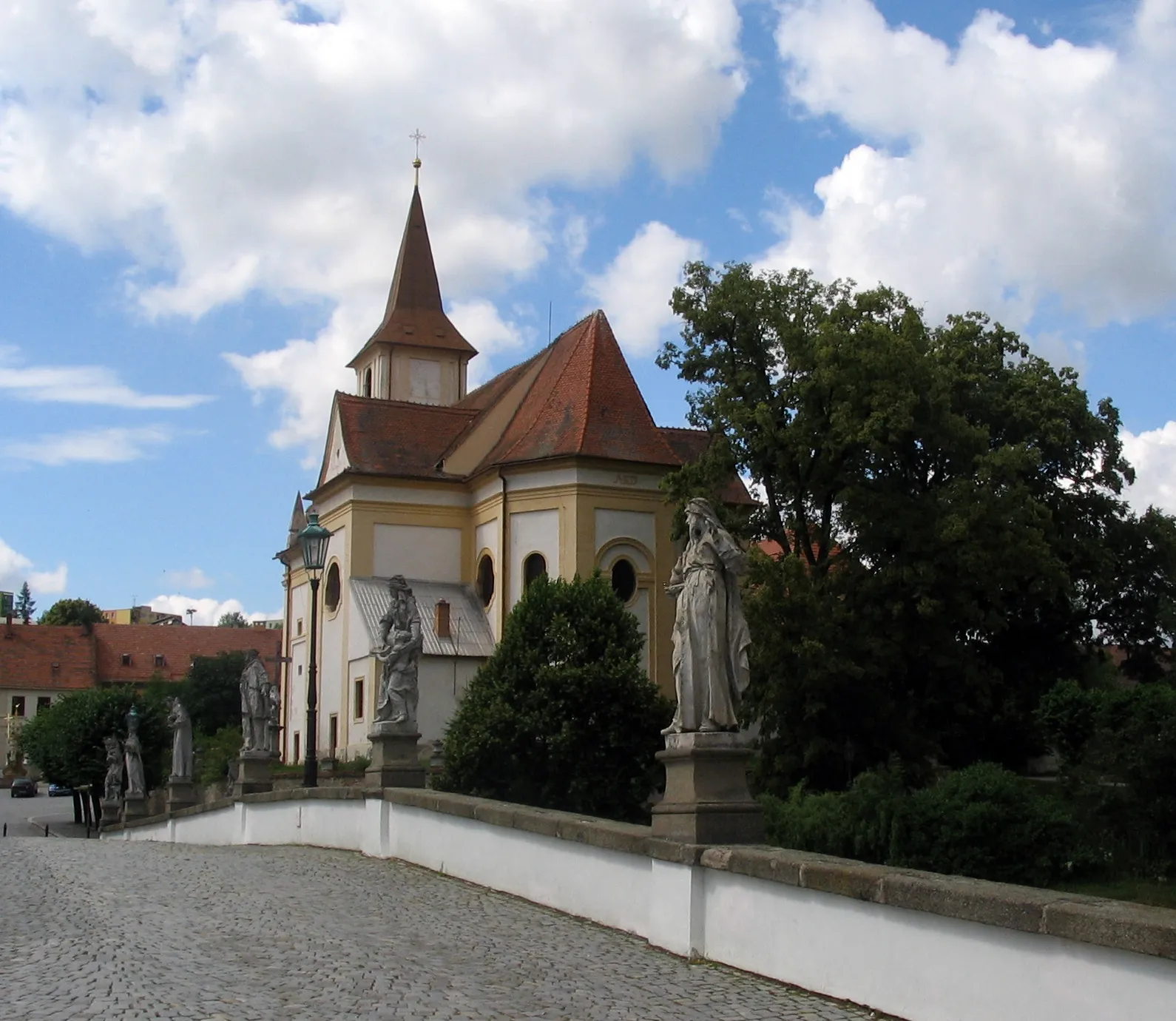 Photo showing: Church of Saint John the Baptist in Náměšť nad Oslavou, Třebíč District, Czech Republic. A view from the bridge.