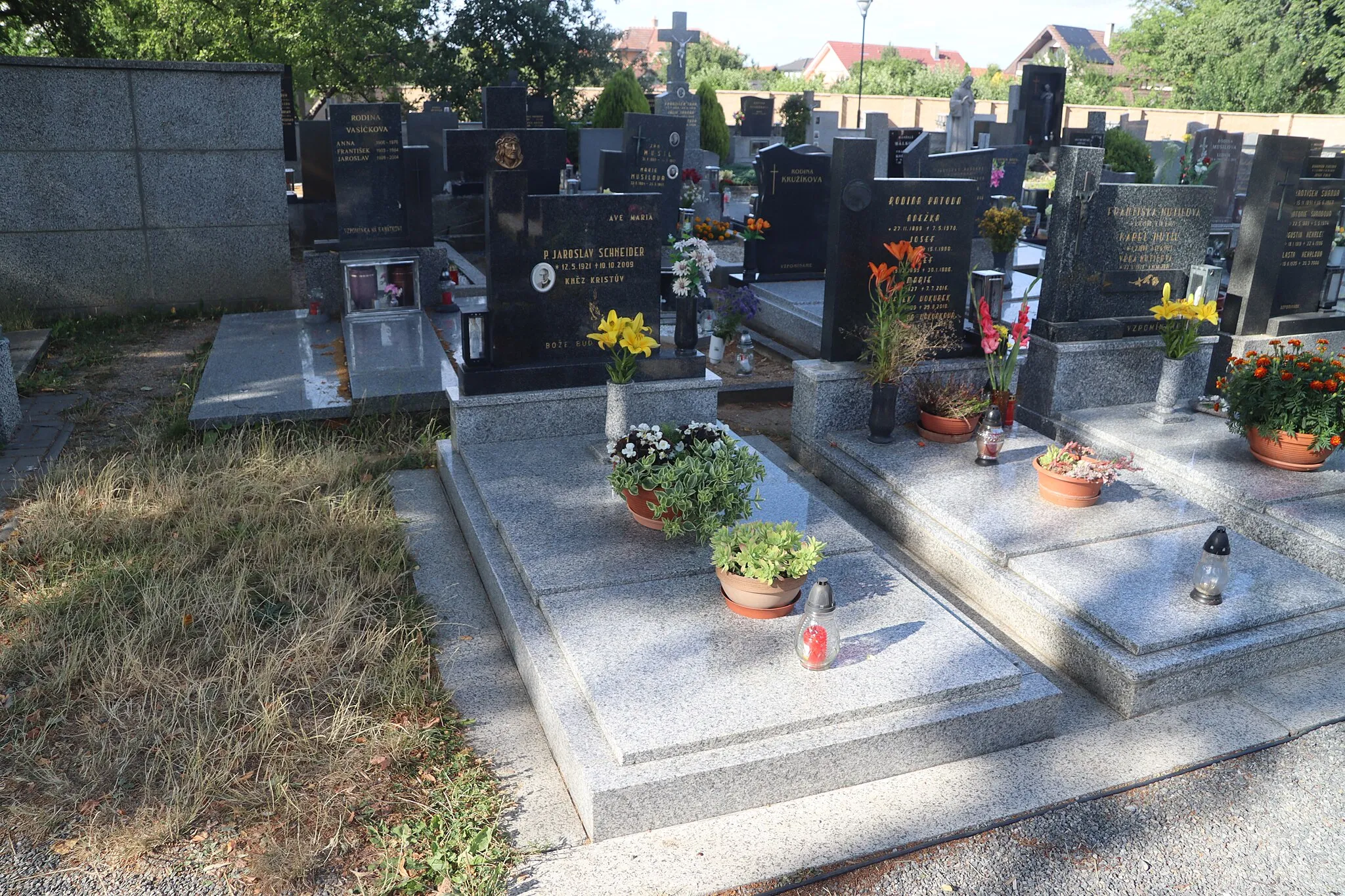 Photo showing: Overview of grave of Jaroslav Schneider at cemetery in Okříšky, Třebíč District.