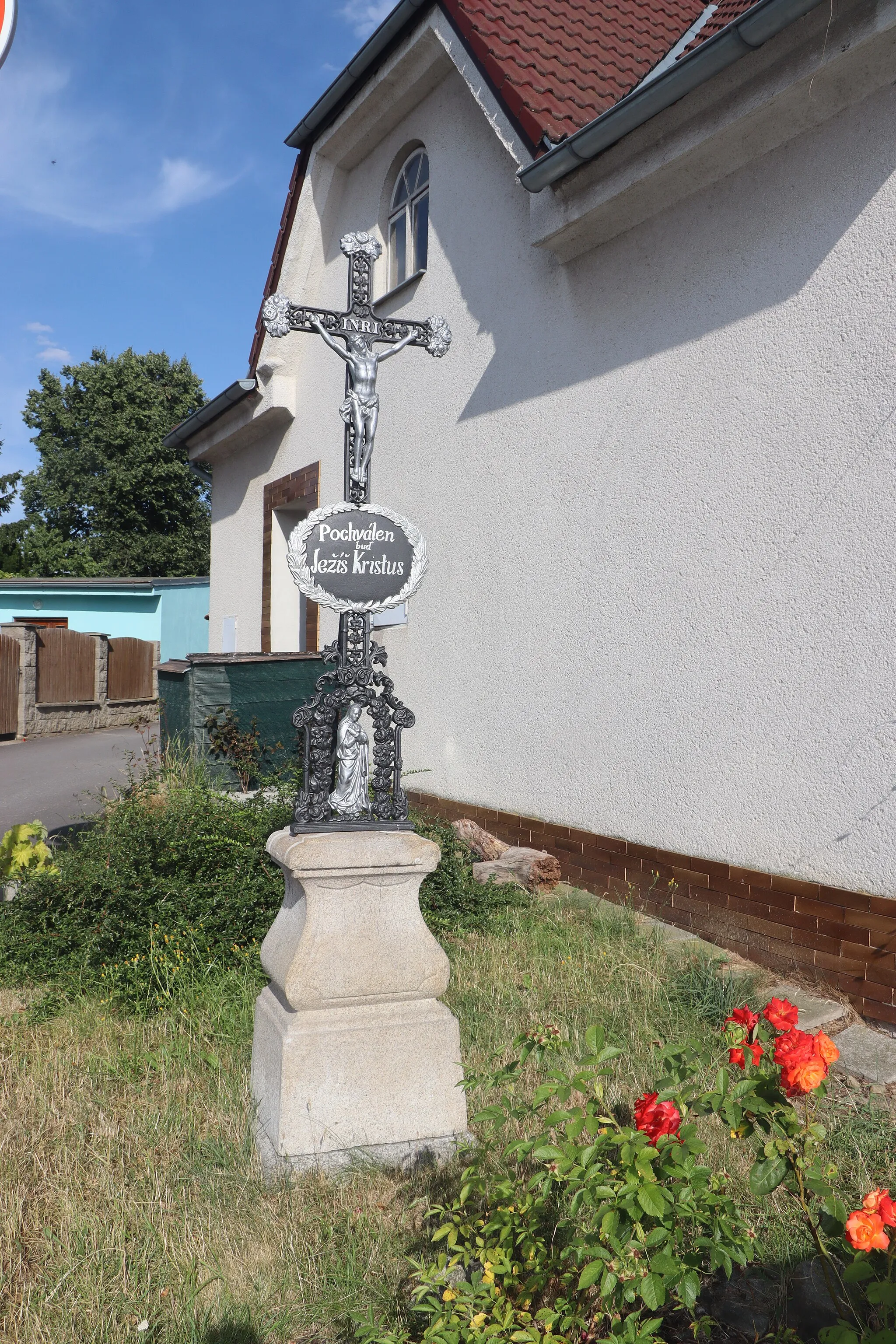 Photo showing: Overview of cross at Nádražní street in Okříšky, Třebíč District.