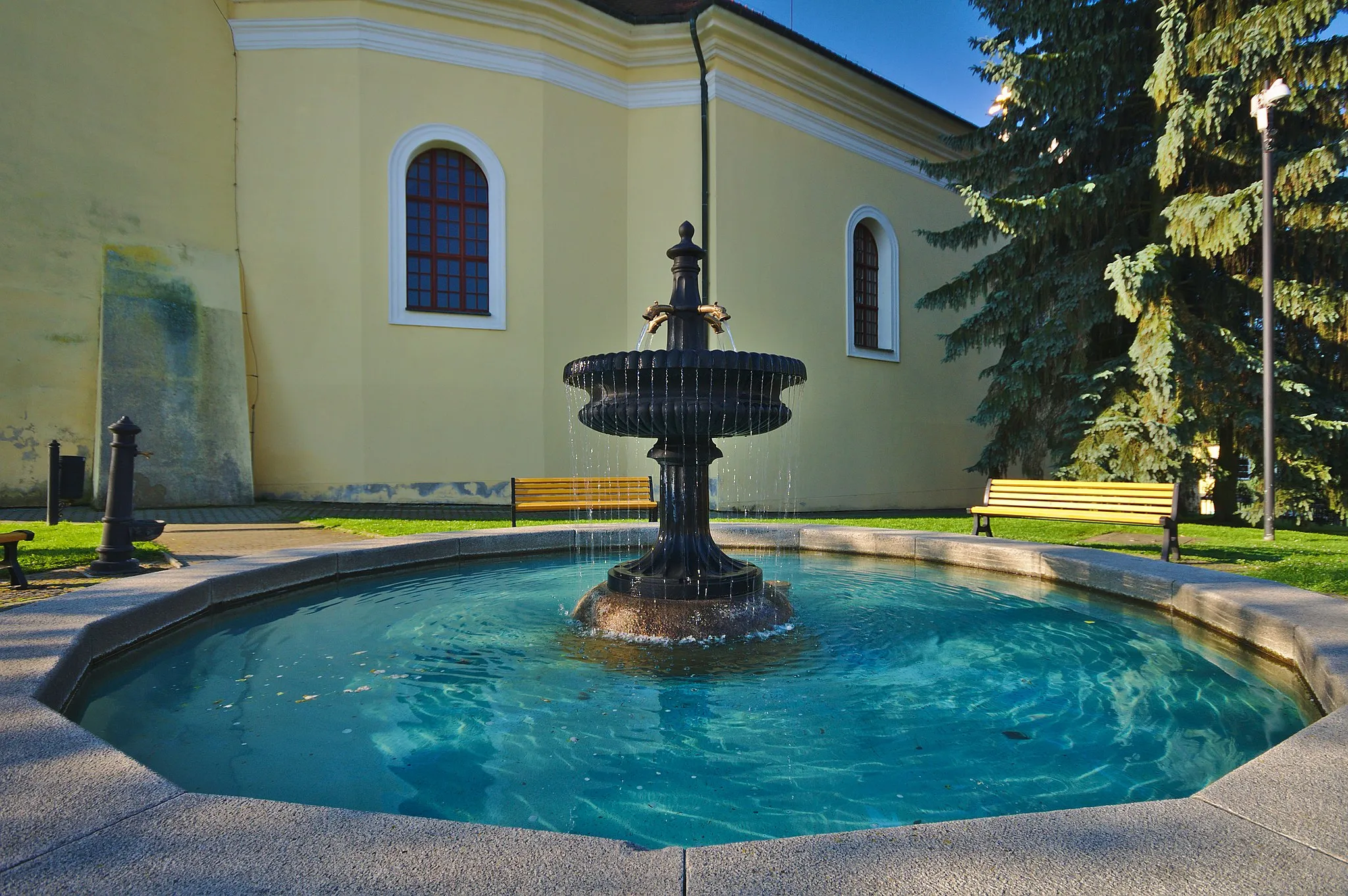 Photo showing: Kašna vedle kostela, Olešnice, okres Blansko