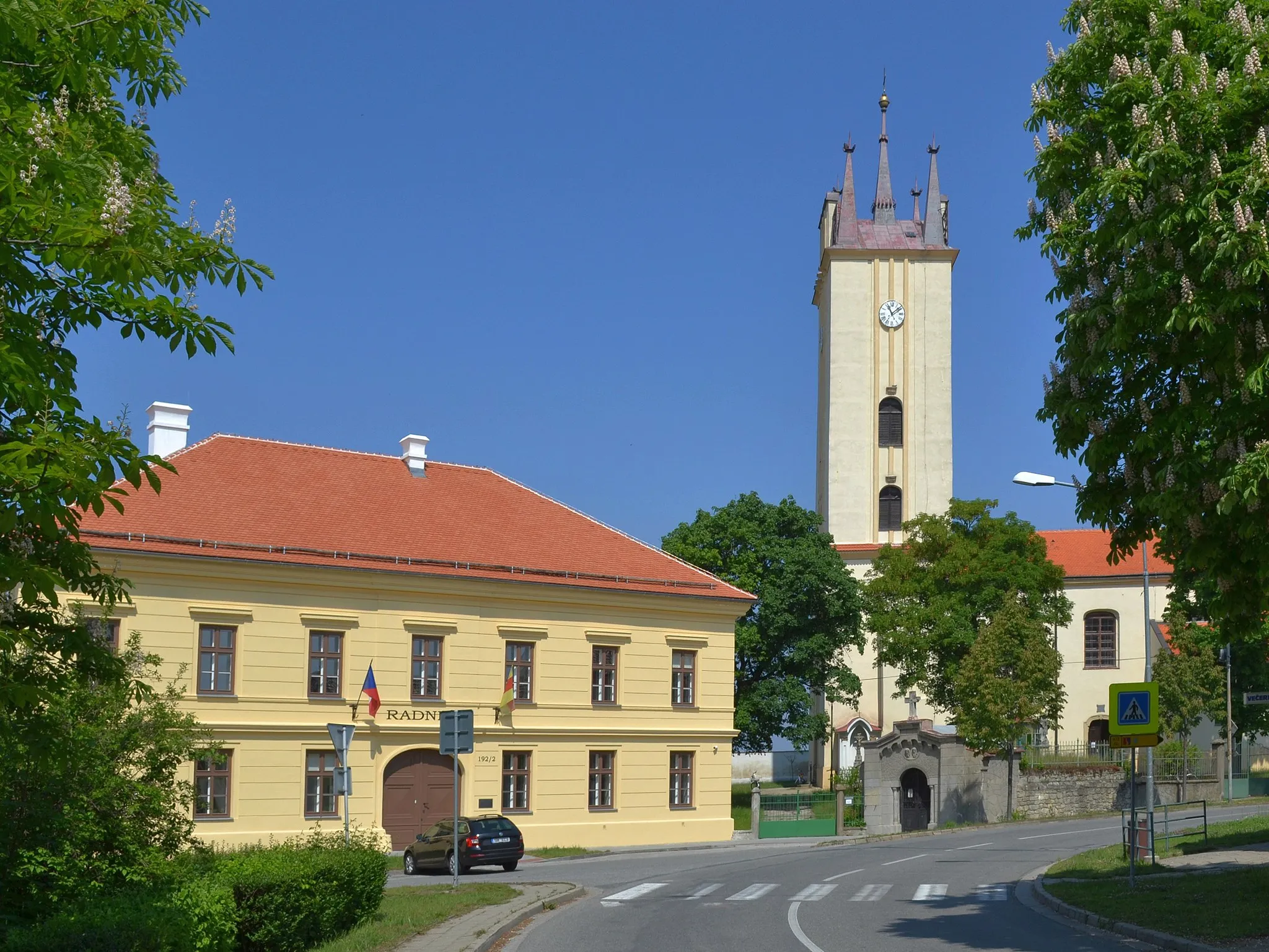 Photo showing: Podivín - radnice a kostel