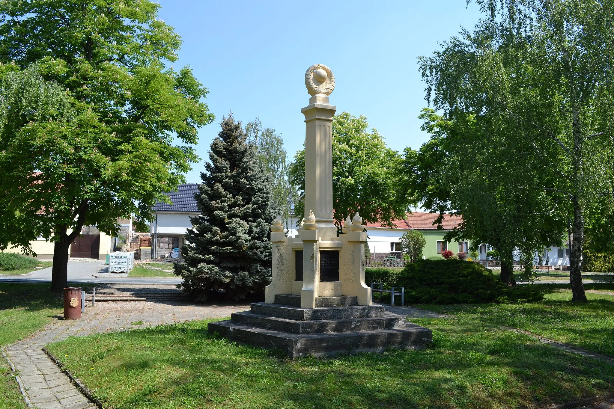Photo showing: Podivín - Masarykovo náměstí, pomník padlým