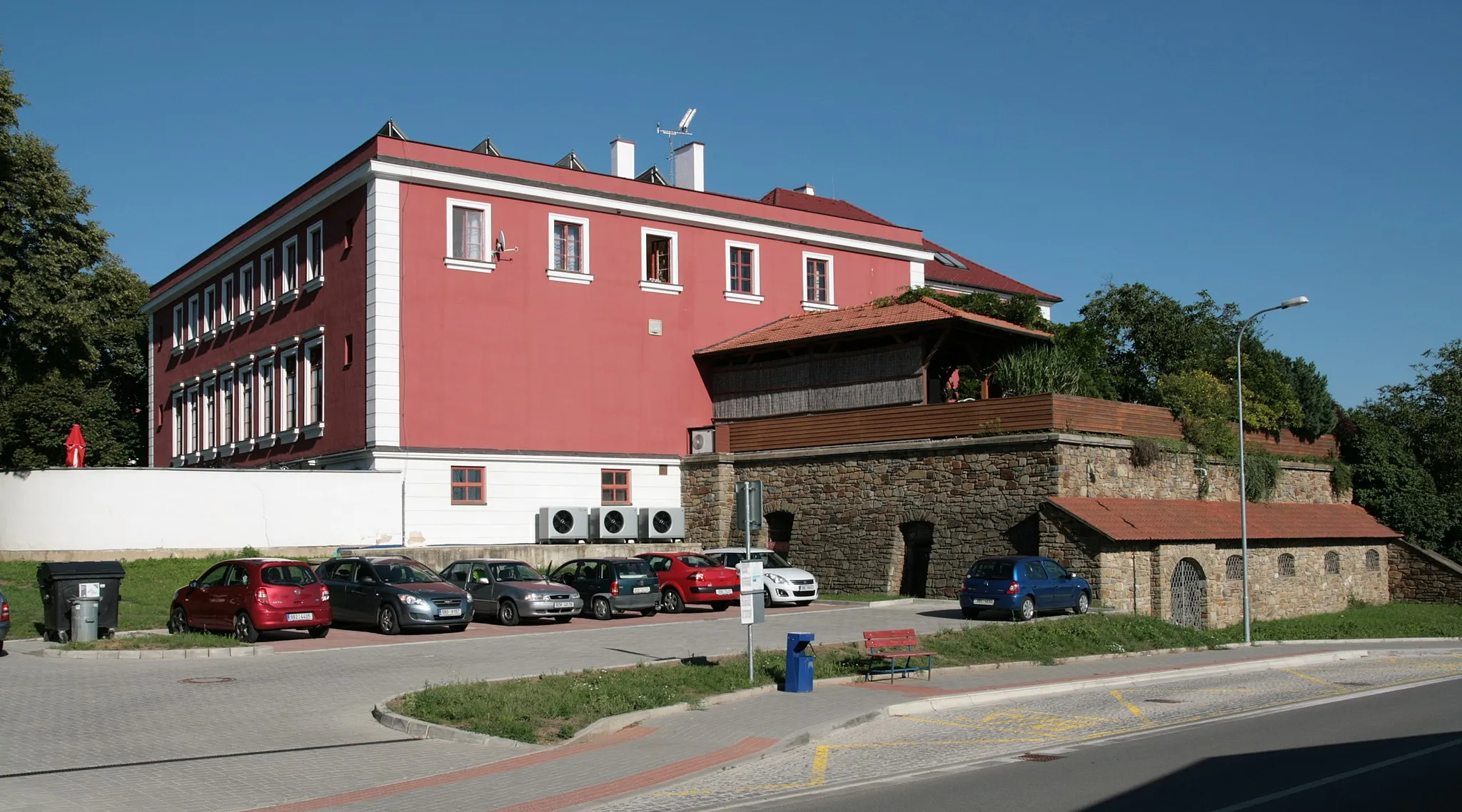 Photo showing: Zámek v Pozořicích, V Zámku č.p. 2, okres Brno-venkov. Pohled na zadní část od západu.