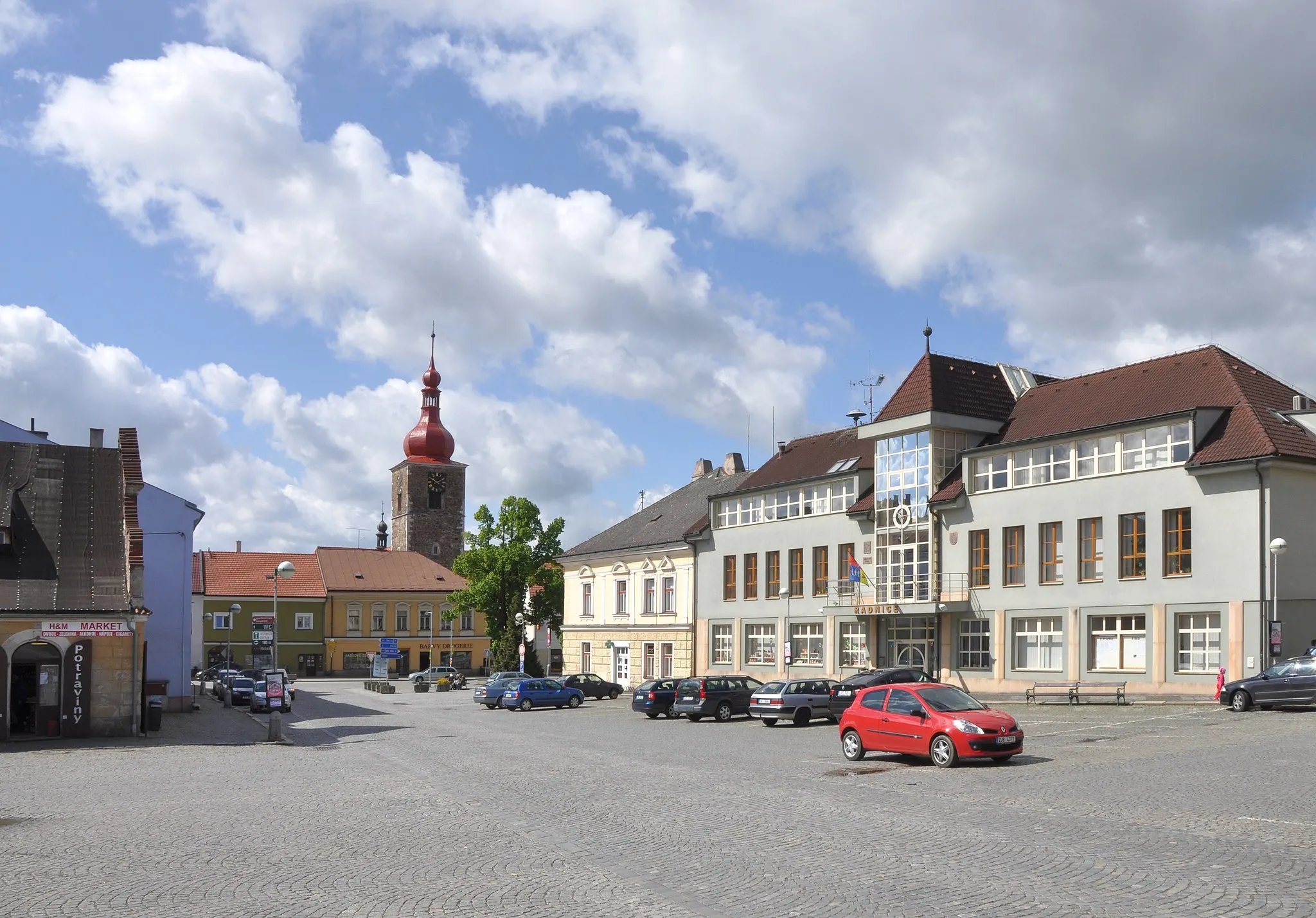 Photo showing: Bechyňovo náměstí. Vpravo radnice města a v pozdí kostel Narození sv.Jana Křtitele. Město Přibyslav. Okr.Havlíčkův Brod. Kraj Vysočina. Czech Republik.