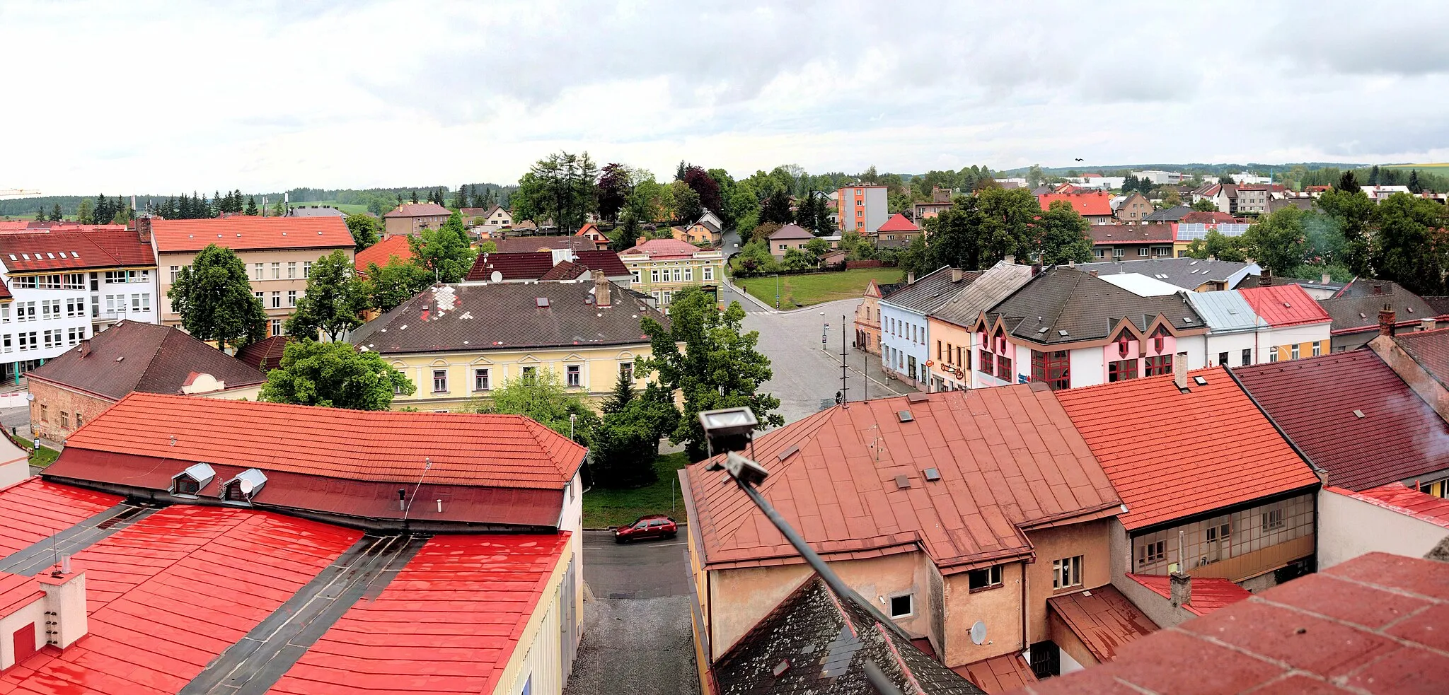 Photo showing: Výhled ze zvonice u kostela severně na Bechyňovo náměstí, uprostřed žlutá fasáda domu č.p. 2, za nímž je skryta radnice a vykukuje svou zelenou fasádou č.p. 37.