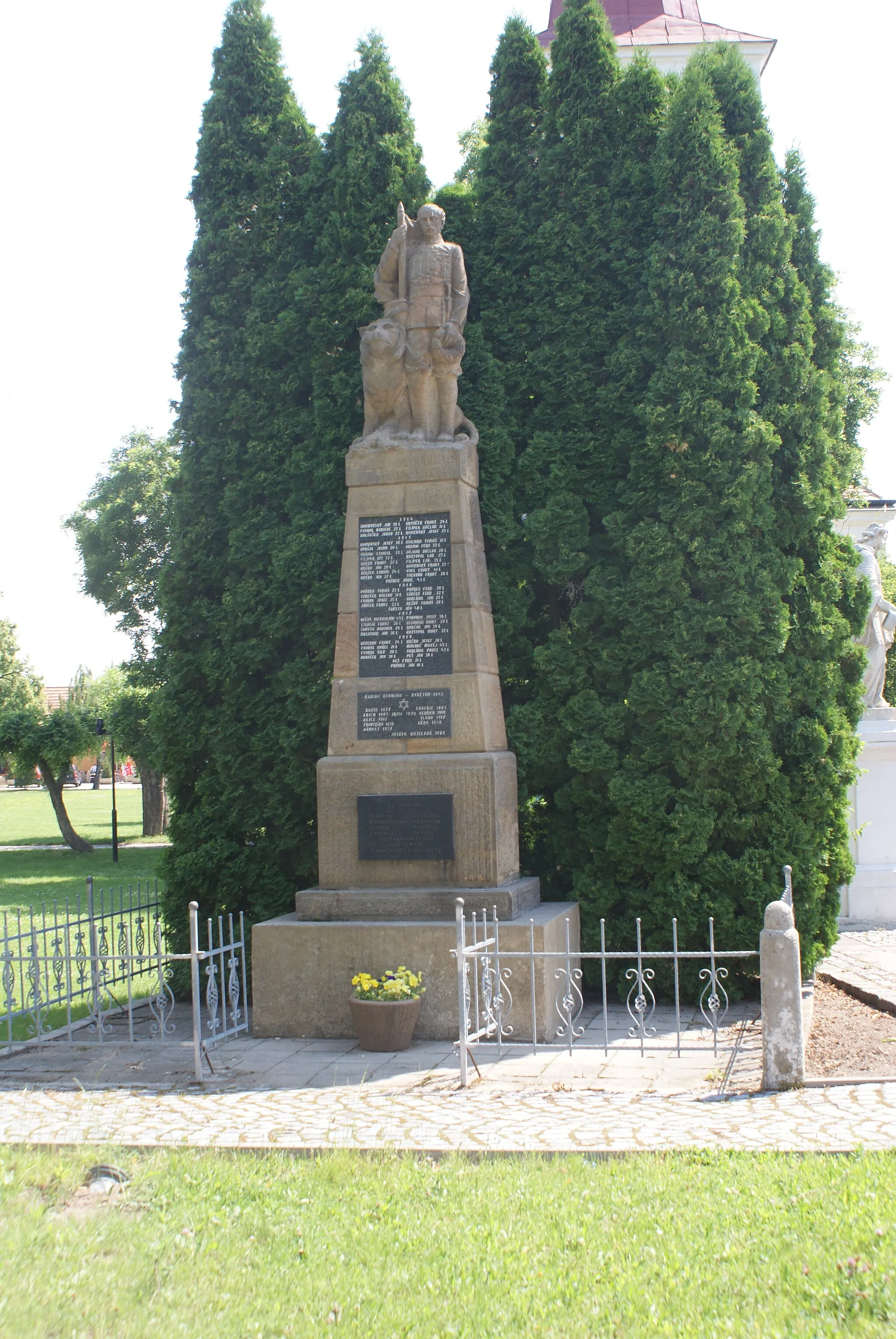 Photo showing: Rakvice, a village in Břeclav District, Czech Republic, WW I and WW II victims memorial in front of the church.