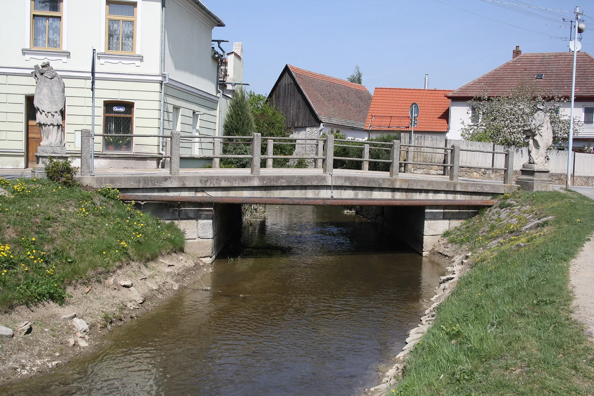 Photo showing: Bridge over the Stařečský stream in Stařeč, Czech Republic.