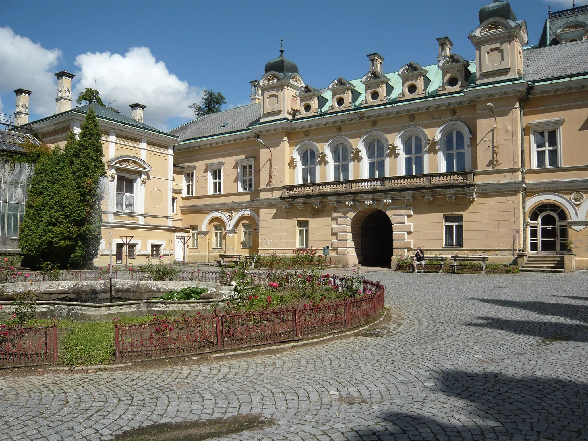 Photo showing: Vchod k "muzeu" z nádvoří zámku.