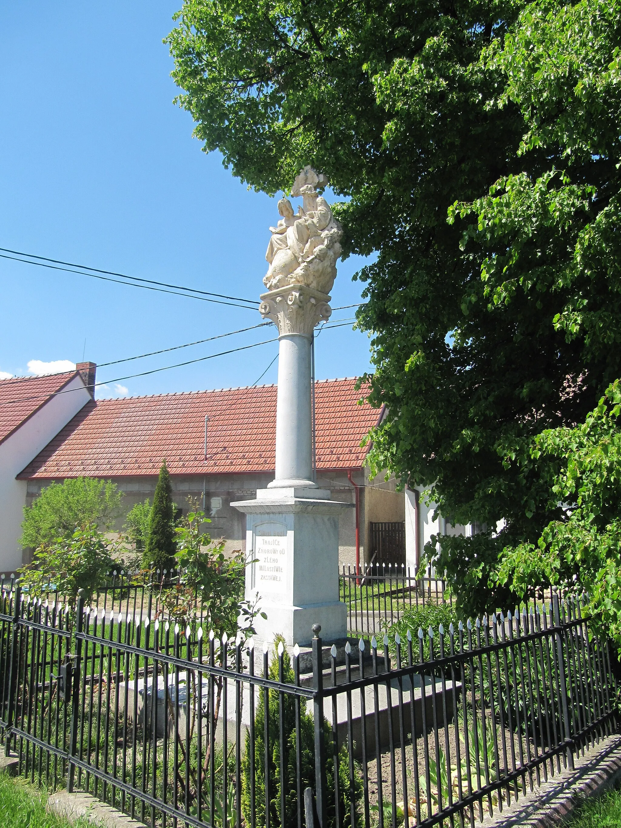 Photo showing: Vnorovy in Hodonín District, Czech Republic. Holy Trinity-column.