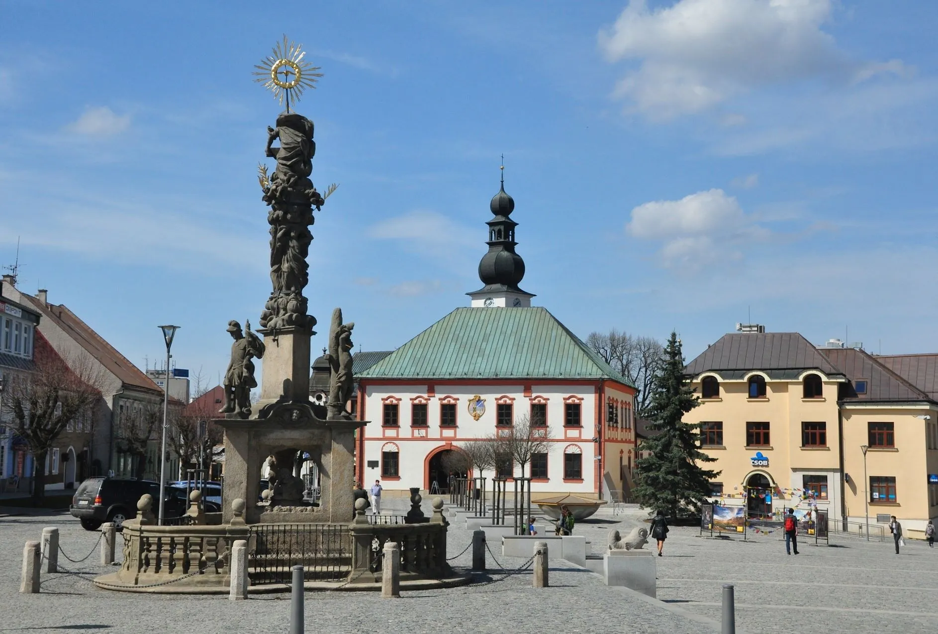 Photo showing: Žďár nad Sázavou (Saar), Hauptplatz mit Pestsäule und Rathaus