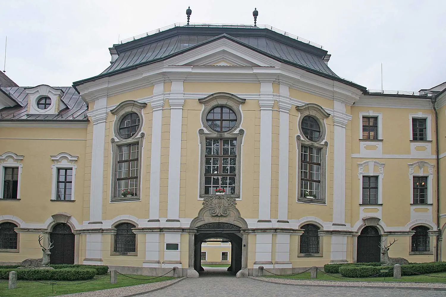 Photo showing: Prelatura cisterciáckého kláštera ve Žďáru nad Sázavou, district Žďár nad Sázavou, Czech Republic
autor: Prazak

Date: 6. 9. 2006