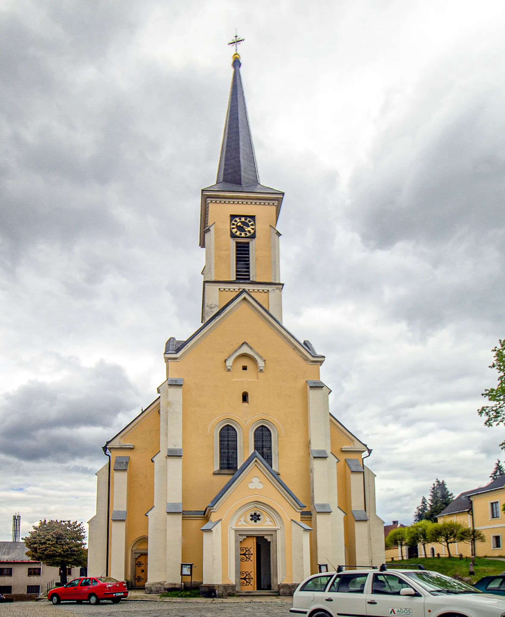 Photo showing: Žirovnice, Havlíčkovo náměstí s kostelem sv. Filipa a Jakuba