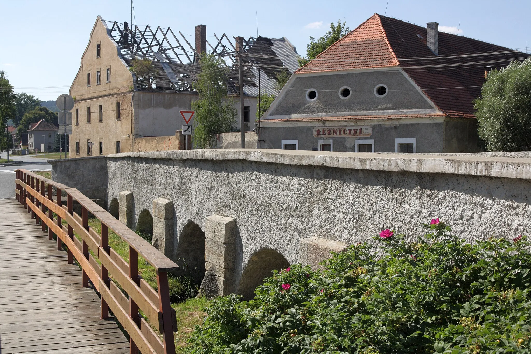 Photo showing: Bělá nad Radbuzou - most přes Bezděkovský potok.