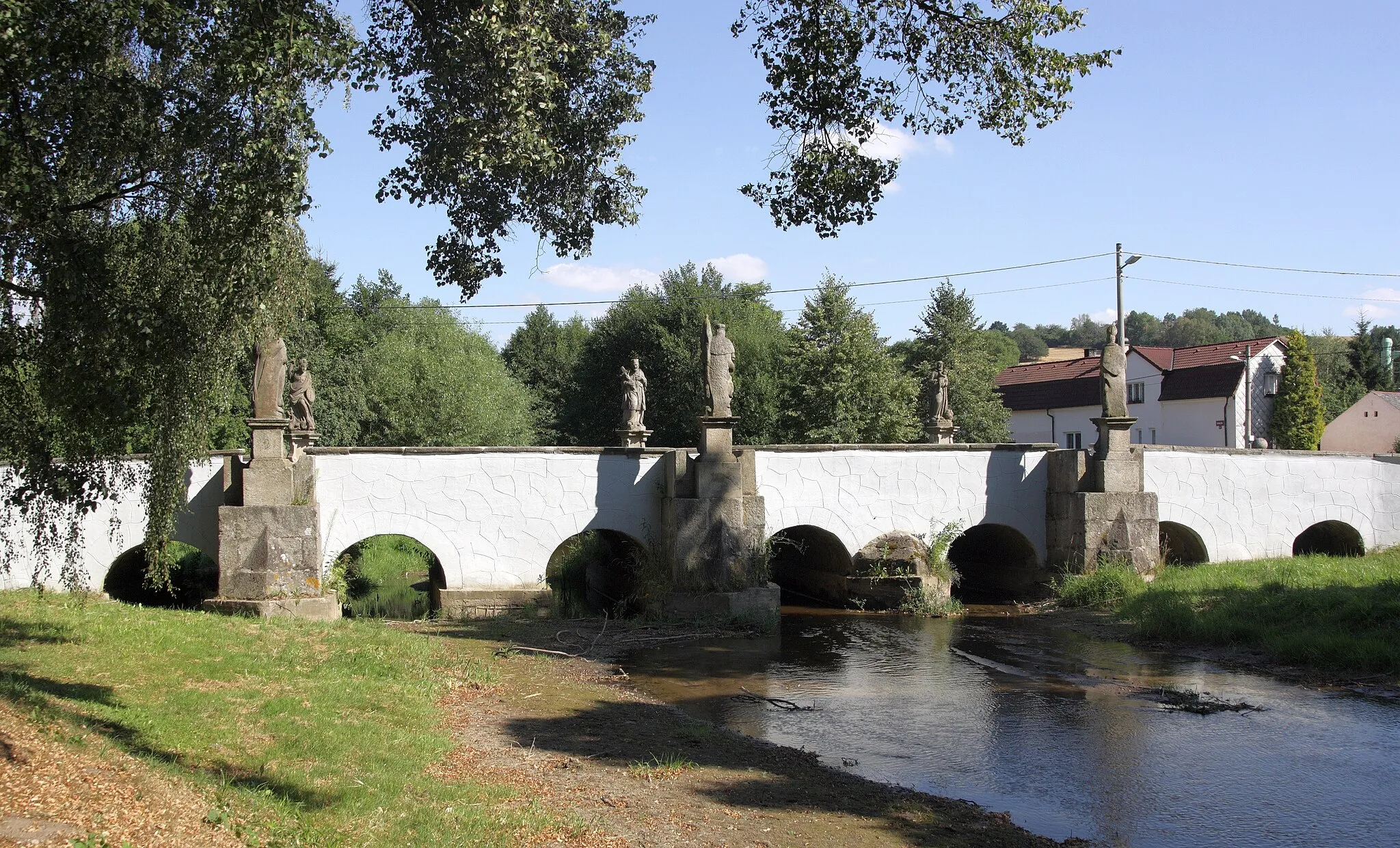 Photo showing: Bělá nad Radbuzou - kamenný most přes Radbuzu.