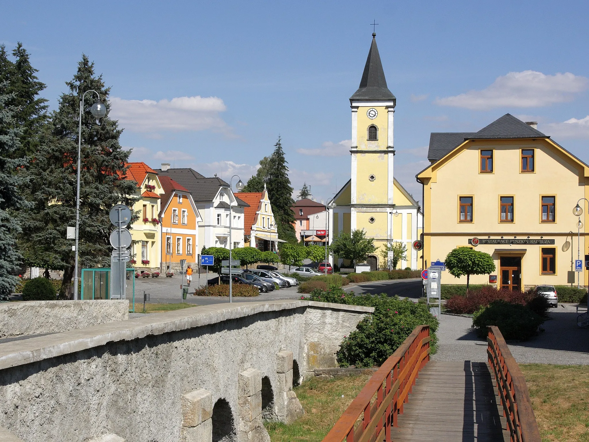 Photo showing: Bělá nad Radbuzou - most přes Bezděkovský potok a náměstí.