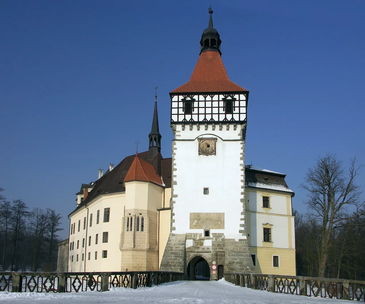 Photo showing: Front view of the castle in Blatná (CZE)