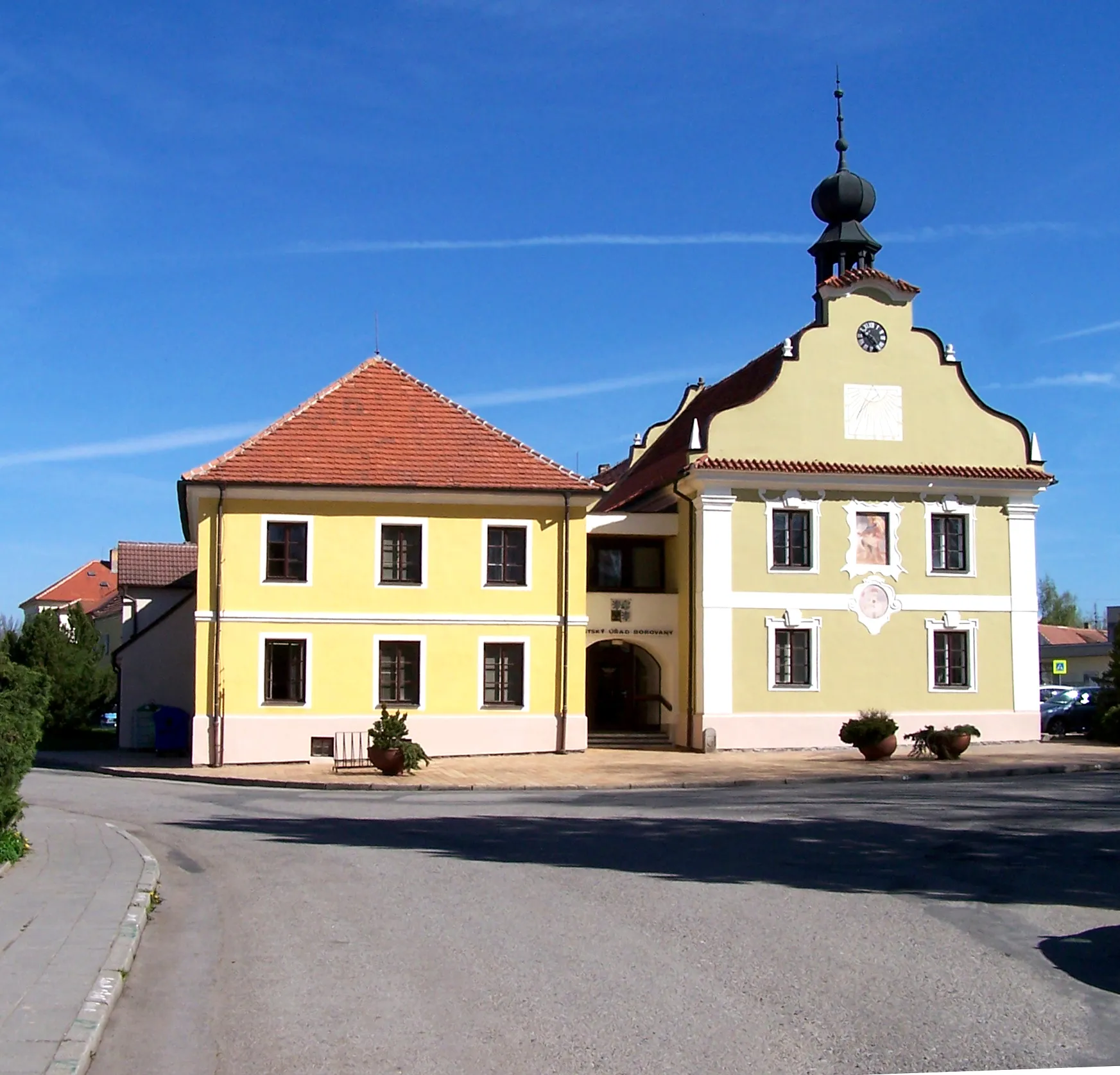 Photo showing: Radnice (z poloviny 17. století) s infocentrem na náměstí v Borovanech, okres České Budějovice