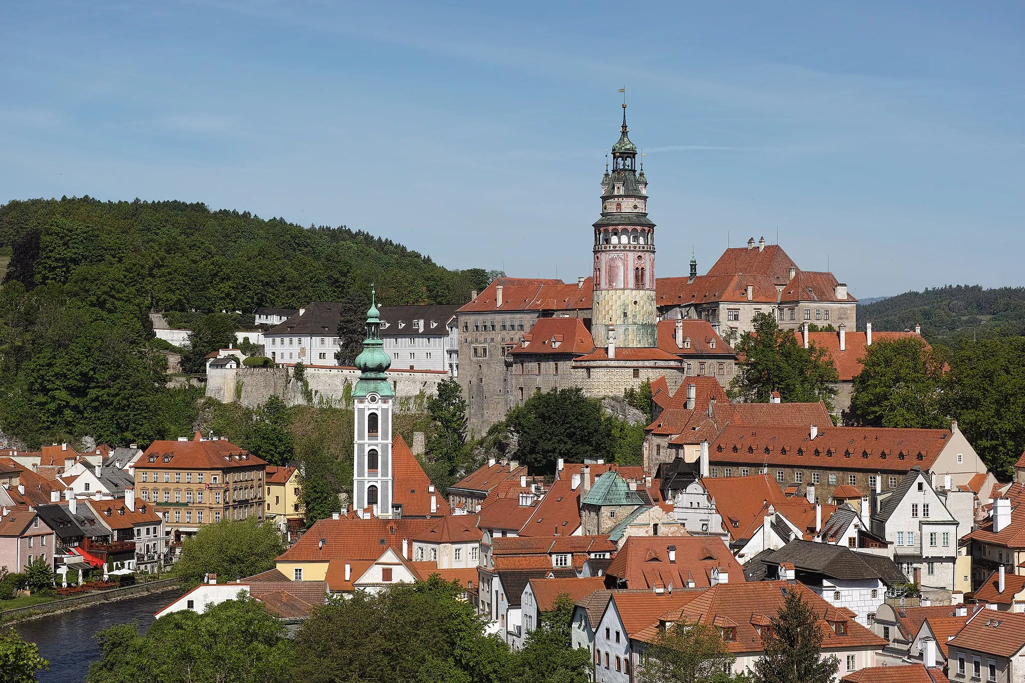 Photo showing: Český Krumlov: Bird Castle (hill), Vltava river, Castle Baroque Theater, St. Jošt Church, Clad Bridge, Upper Castle, Little Castle with Tower, Latrán