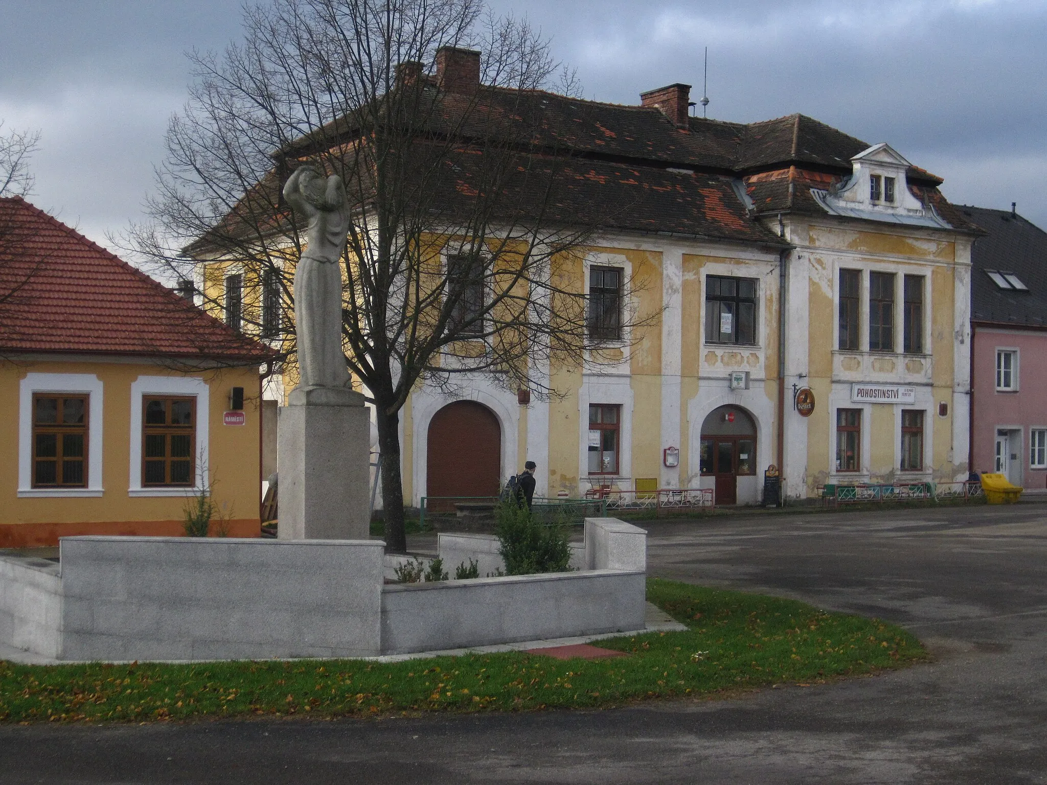 Photo showing: Chlum u Třeboně - náměstí s pomníkem padlým a čp. 45