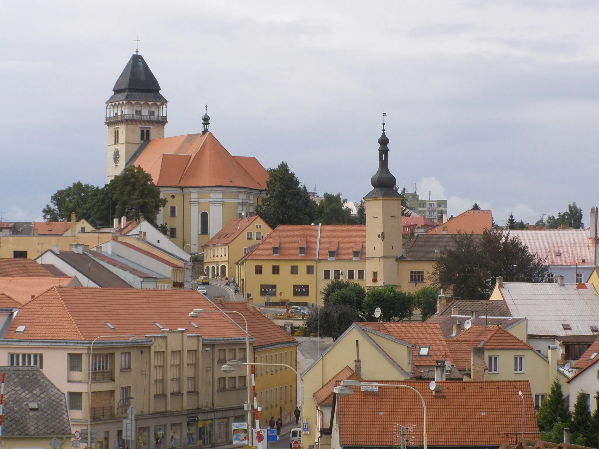 Photo showing: Dačice, pohled od kláštera karmelitek na centrum města, vlevo nahoře Kostel svatého Vavřince, uprostřed radnice a Palackého náměstí