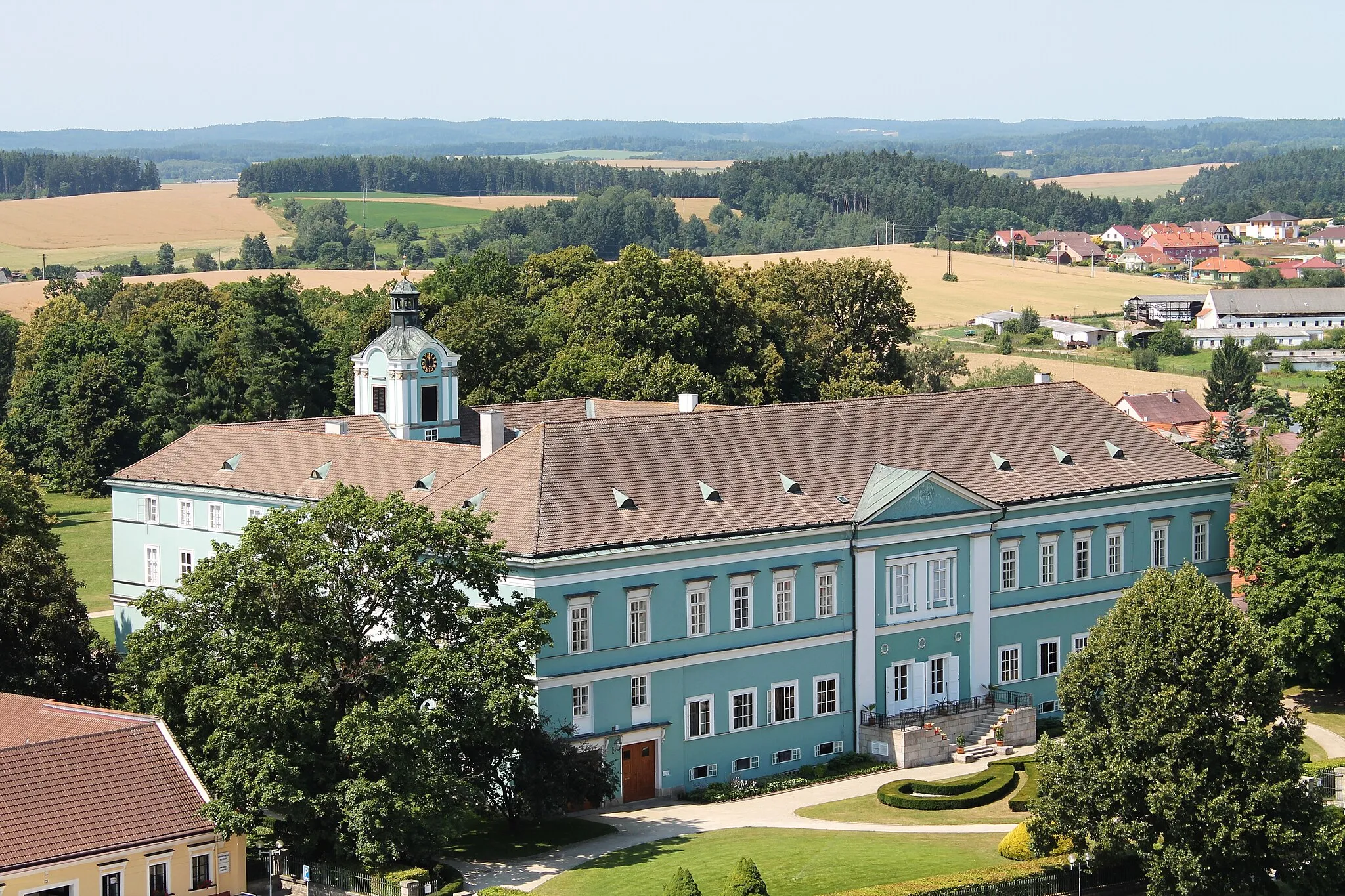 Photo showing: New castle - view from city tower of church of St. Lawrence, Dačice, Jindřichův Hradec District, Czech Republic