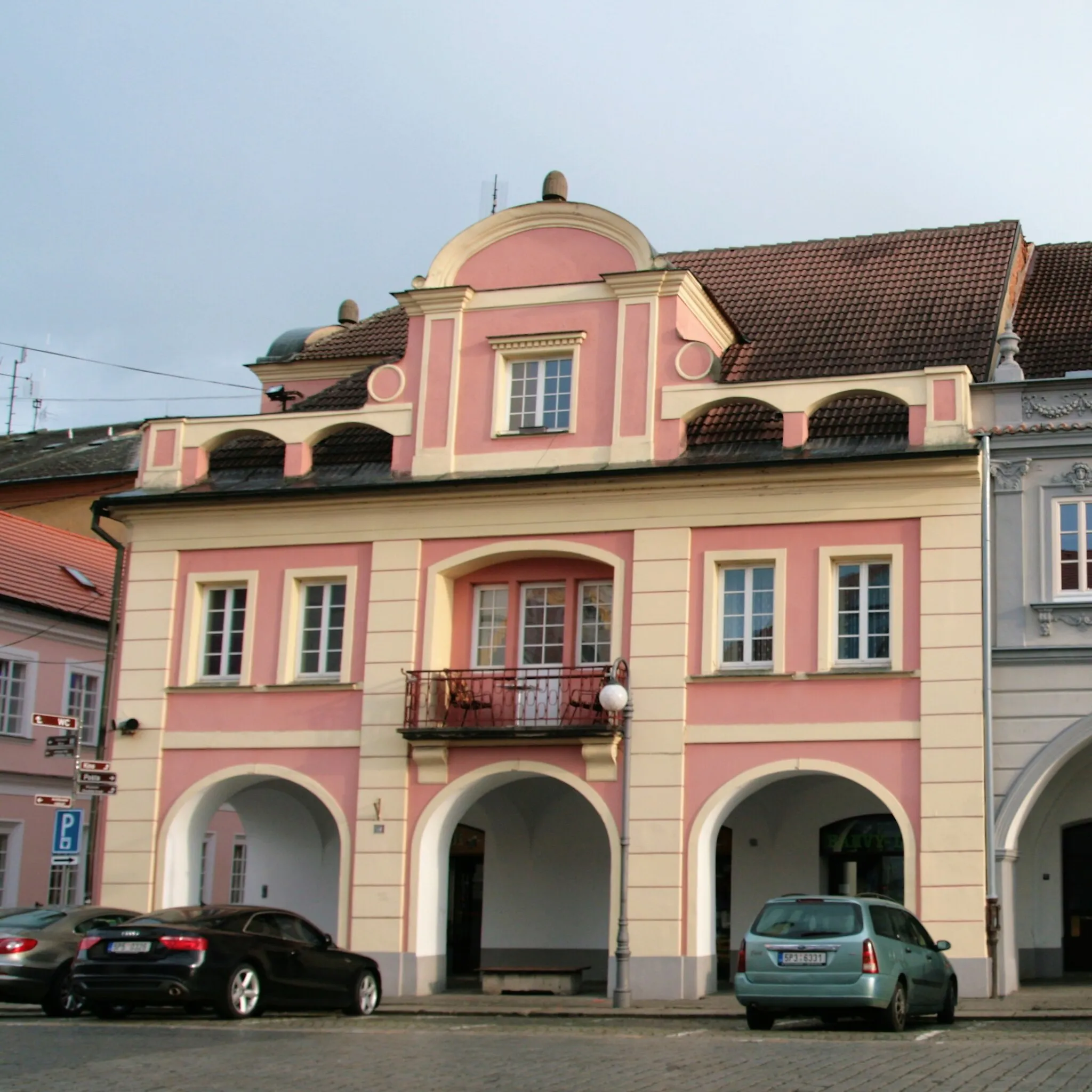 Photo showing: Město Domažlice. Dům čp. 56 na rohu náměstí Míru a Branské ulice.