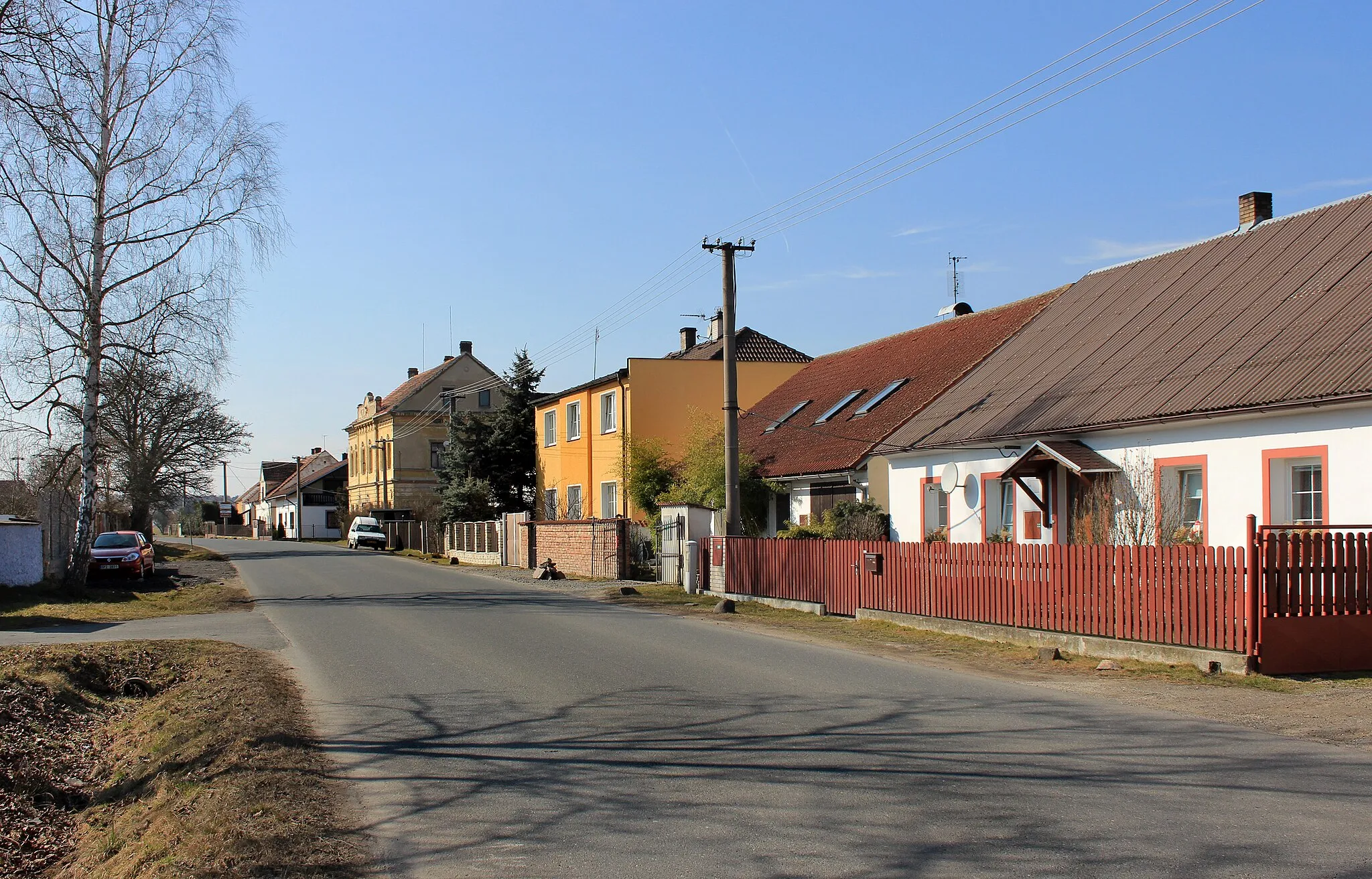 Photo showing: Road No. 203 in Dolní Sekyřany, part of Heřmanova Huť, Czech Republic.