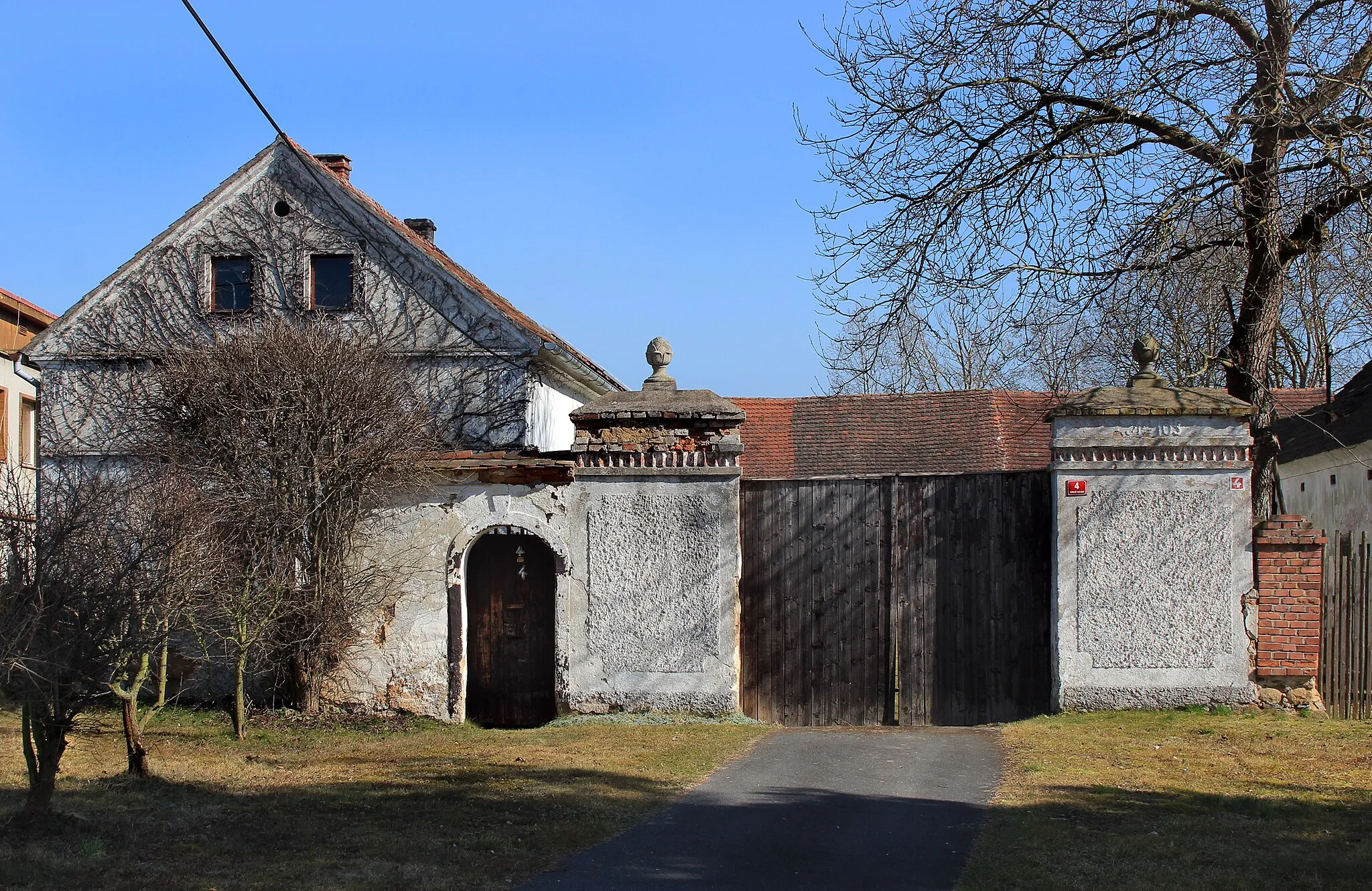 Photo showing: House No. 4 in Dolní Sekyřany, part of Heřmanova Huť, Czech Republic.