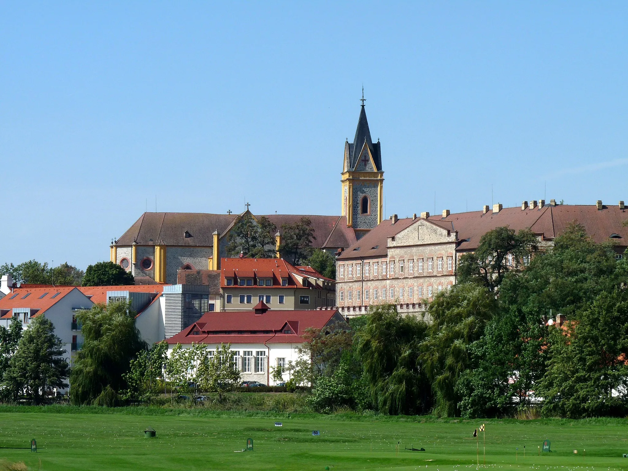 Photo showing: Church of Saint John of Nepomuk in the town of Hluboká nad Vltavou, South Bohemian Region, Czech Republic, as seen from the golf course.