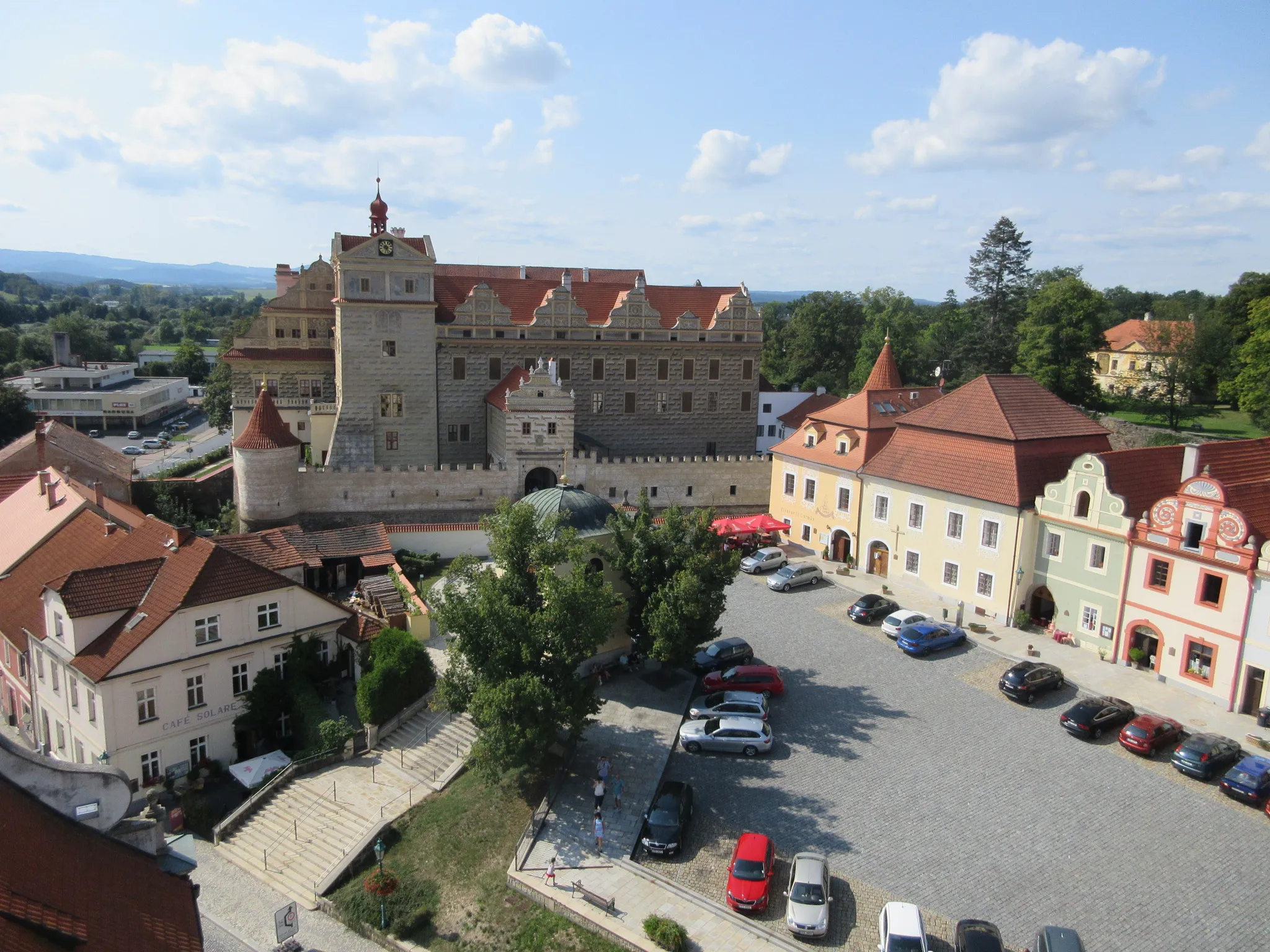 Photo showing: Horšovský Týn, náměstí Republiky a zámek
