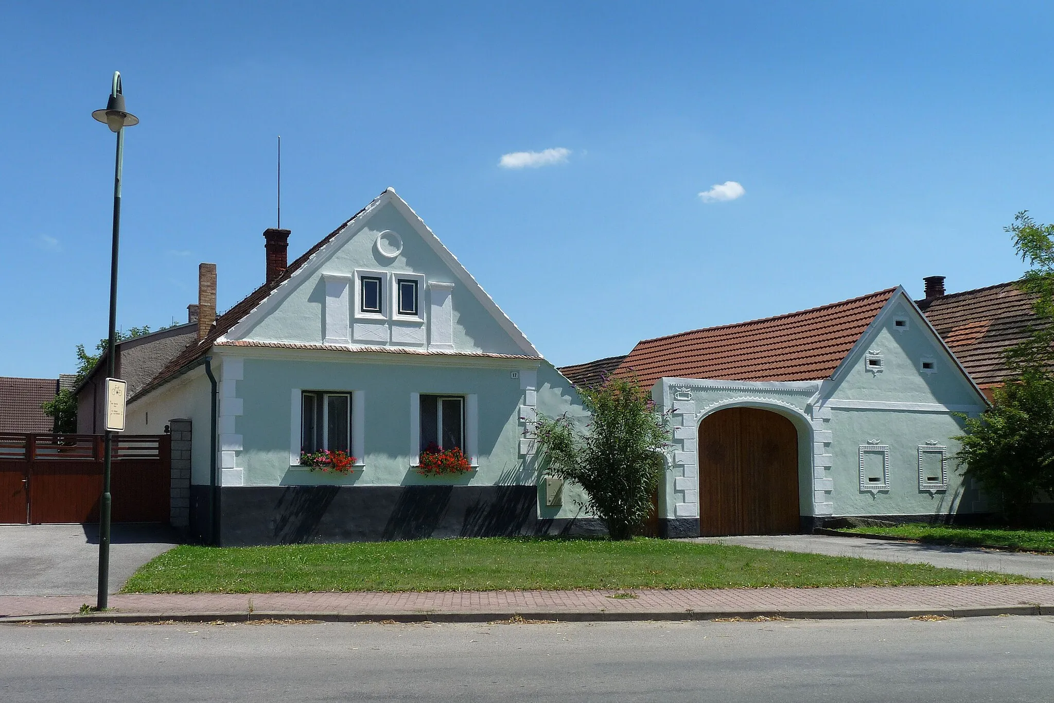 Photo showing: House No 17 in the village of Hrdějovice, České Budějovice District, Czech Republic.