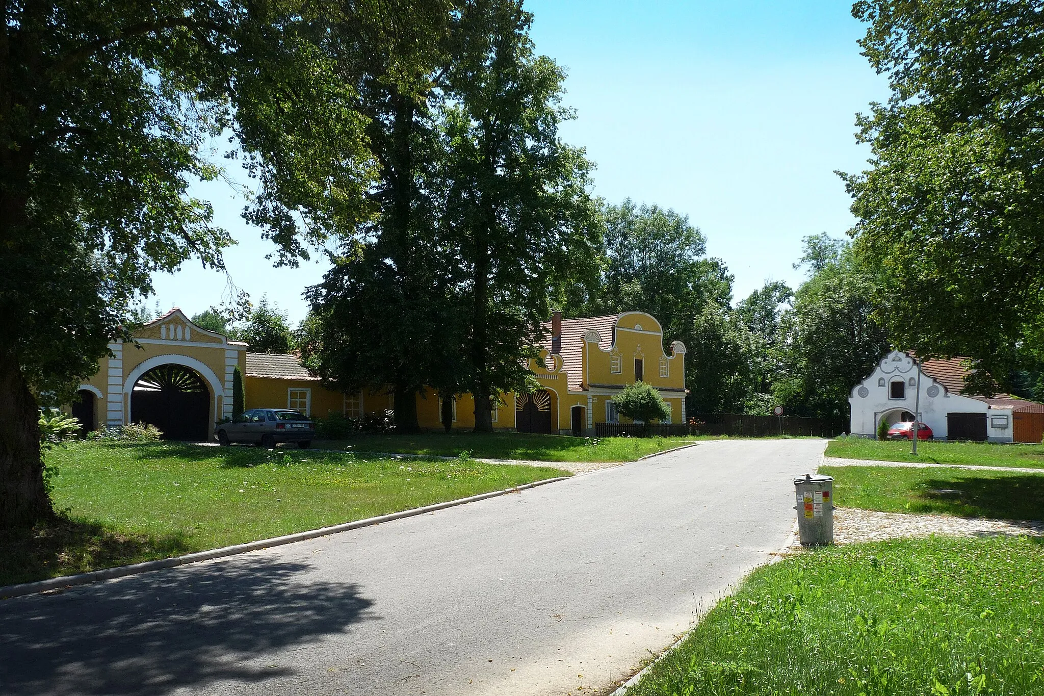 Photo showing: Cottages in the village green in Opatovice, part of Hrdějovice, České Budějovice District, Czech Republic. The one on the right is a former smithery.