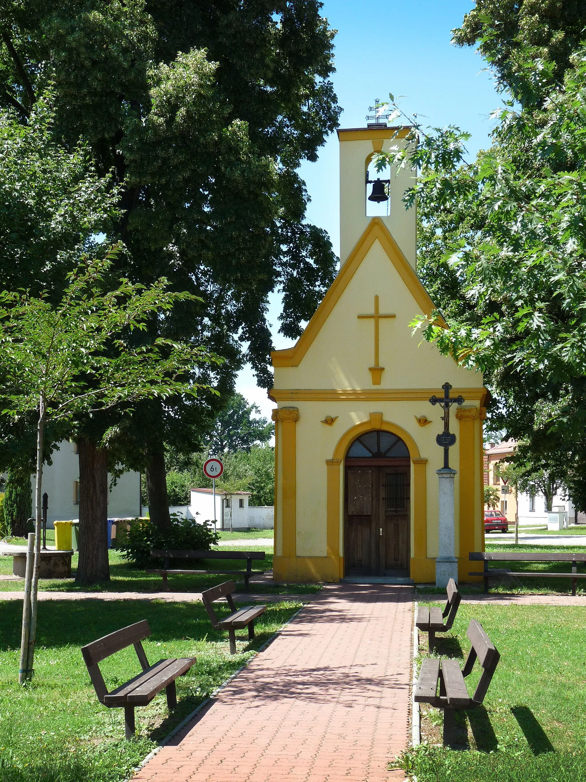 Photo showing: Virgin Mary Chapel the village green, Hrdějovice, České Budějovice District, Czech Republic.