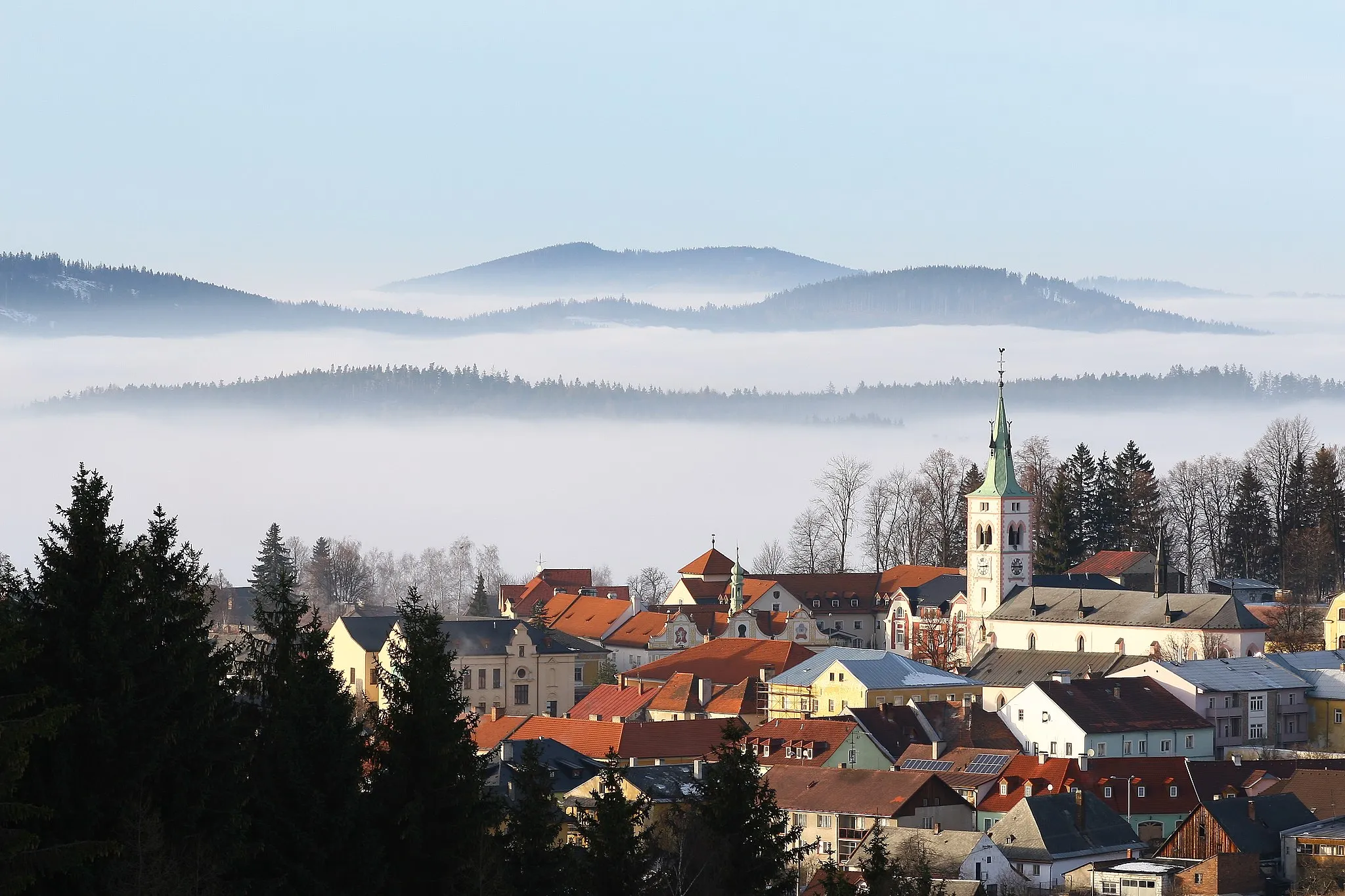 Photo showing: Town of Kašperské Hory with St Margaret church as seen from the Liščí vrch (794 m).