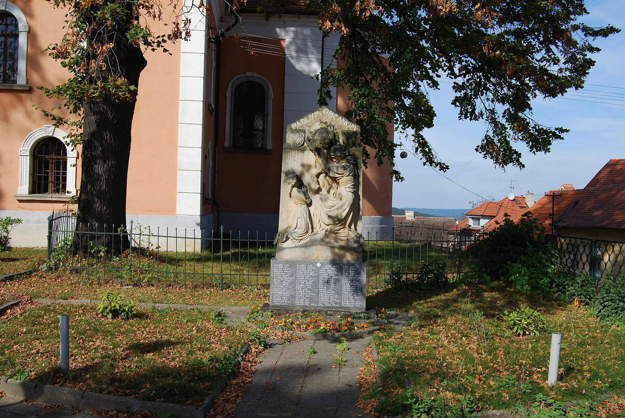 Photo showing: Lhenice town in Prachatice District, Czech Republic. World War I memorial