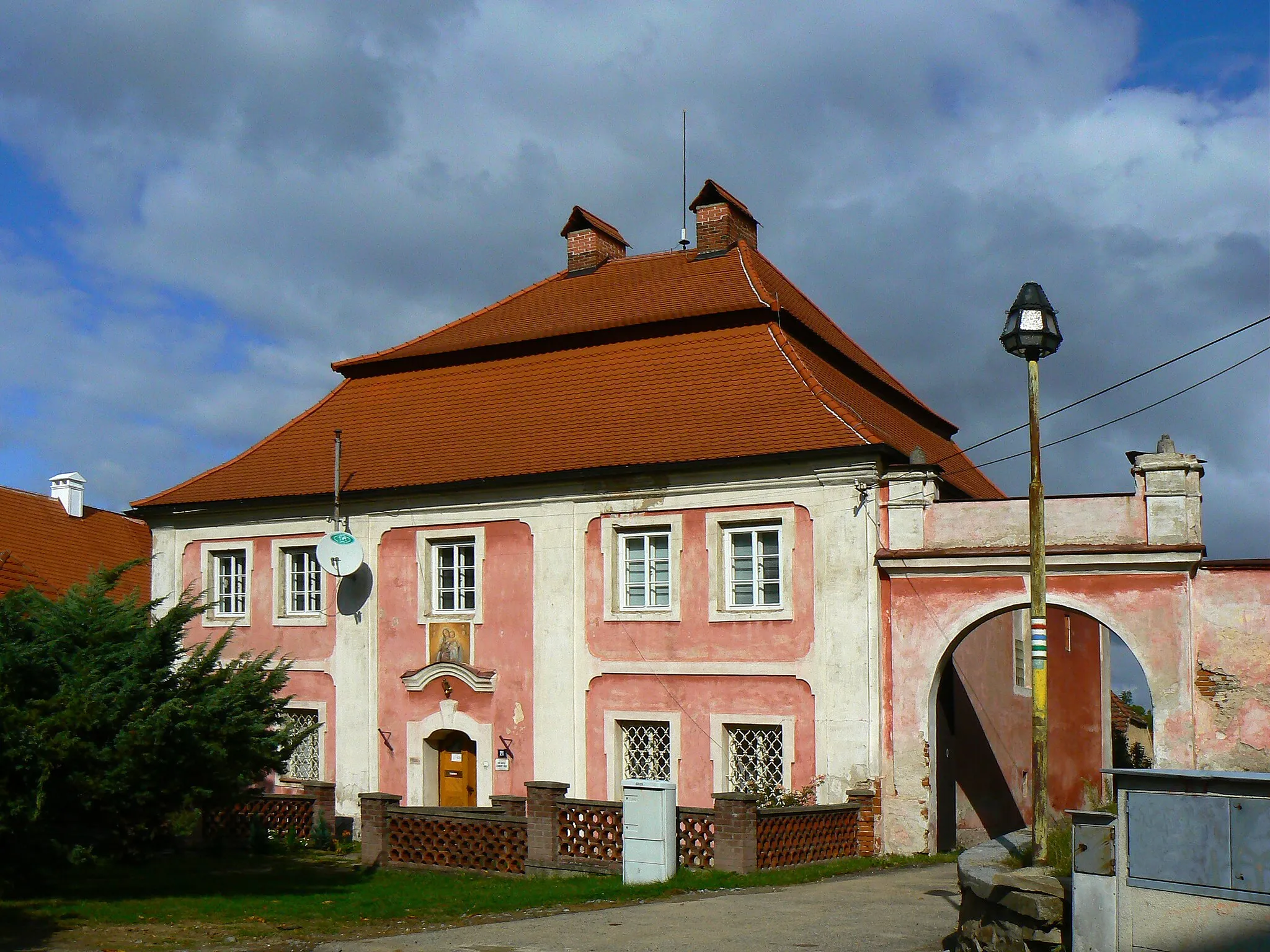 Photo showing: Rectory in Mlada Vozice
