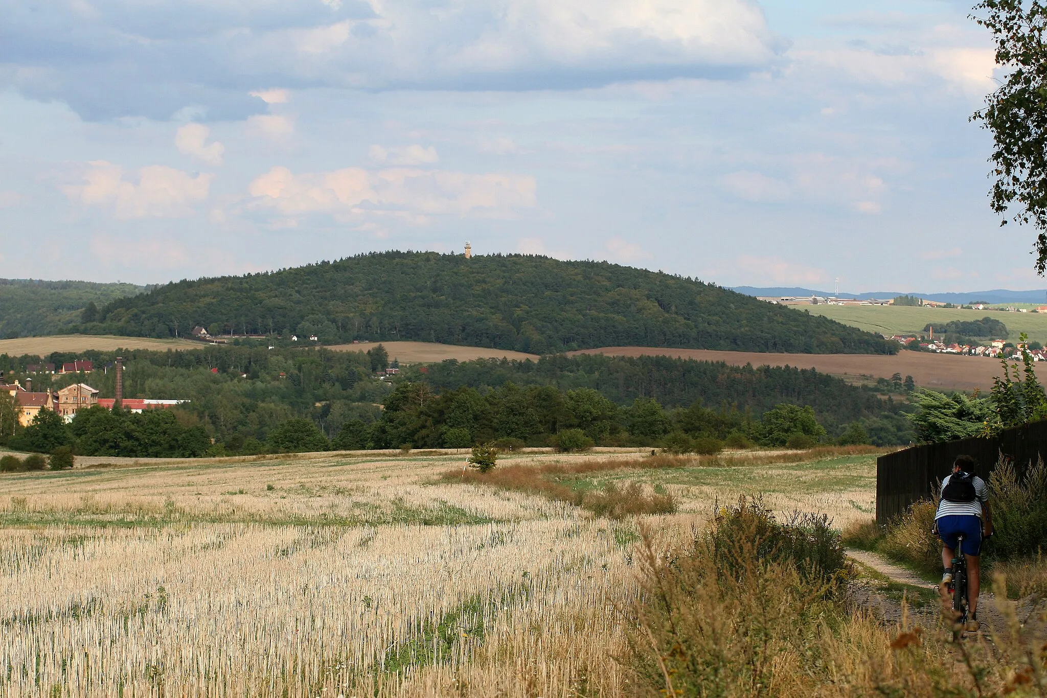 Photo showing: Vrchol Chlum (416 m) na severovýchodním okraji Plzně v pohledu od Mikulky.