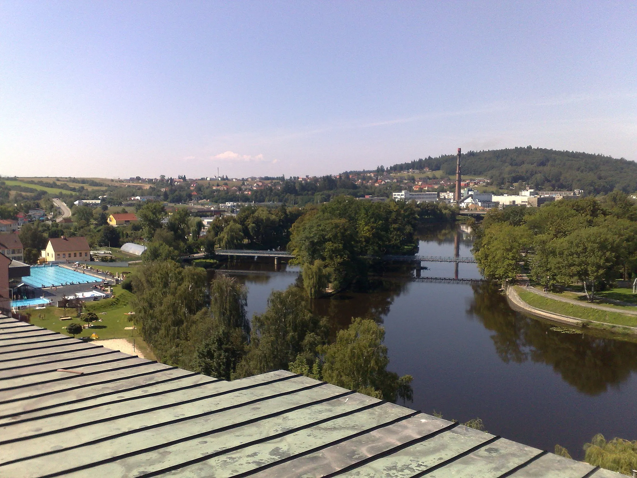 Photo showing: Pohled ze střechy od hotelu - Bílá růže na řeku.