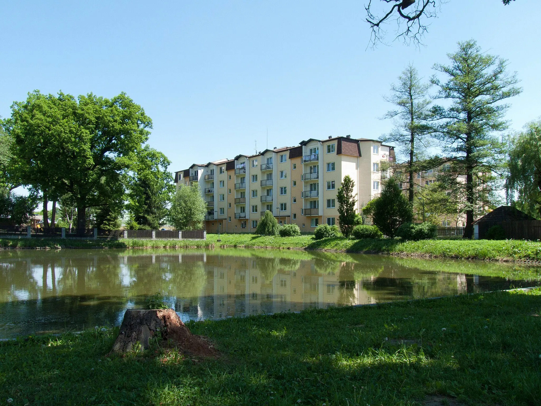 Photo showing: Houses in Za Rybníkem street over Farský (Rectory) pond in the town of Planá nad Lužnicí|Planá nad Lužnicí, Tábor District, Czech Republic.